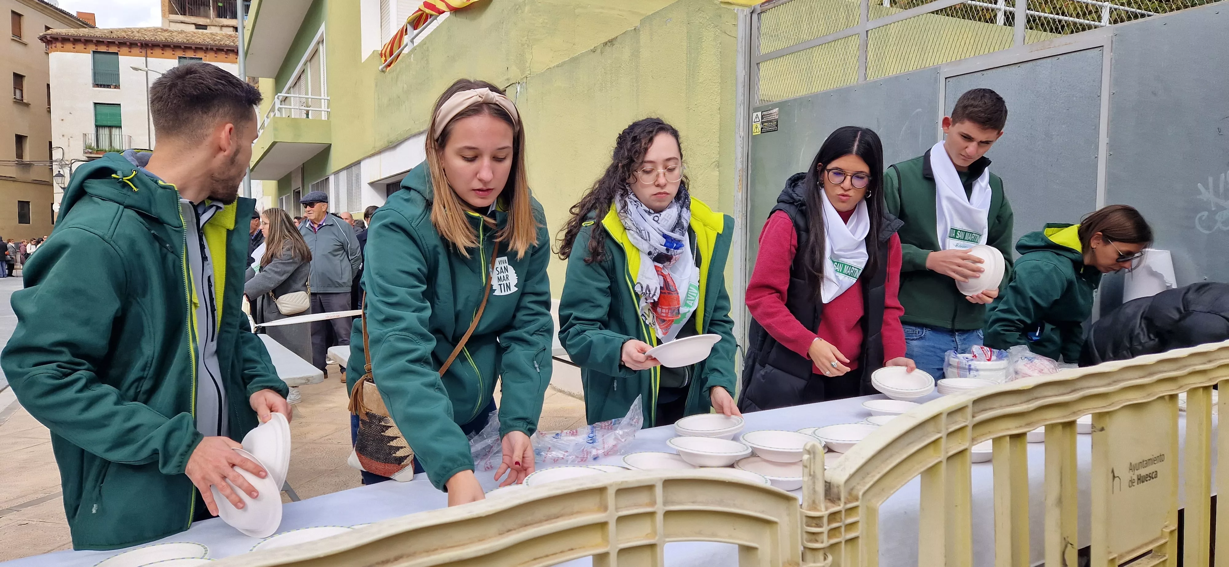 Reparto de migas en las fiestas del barrio de Santo Domingo y San Martín. Foto Myriam Martínez 