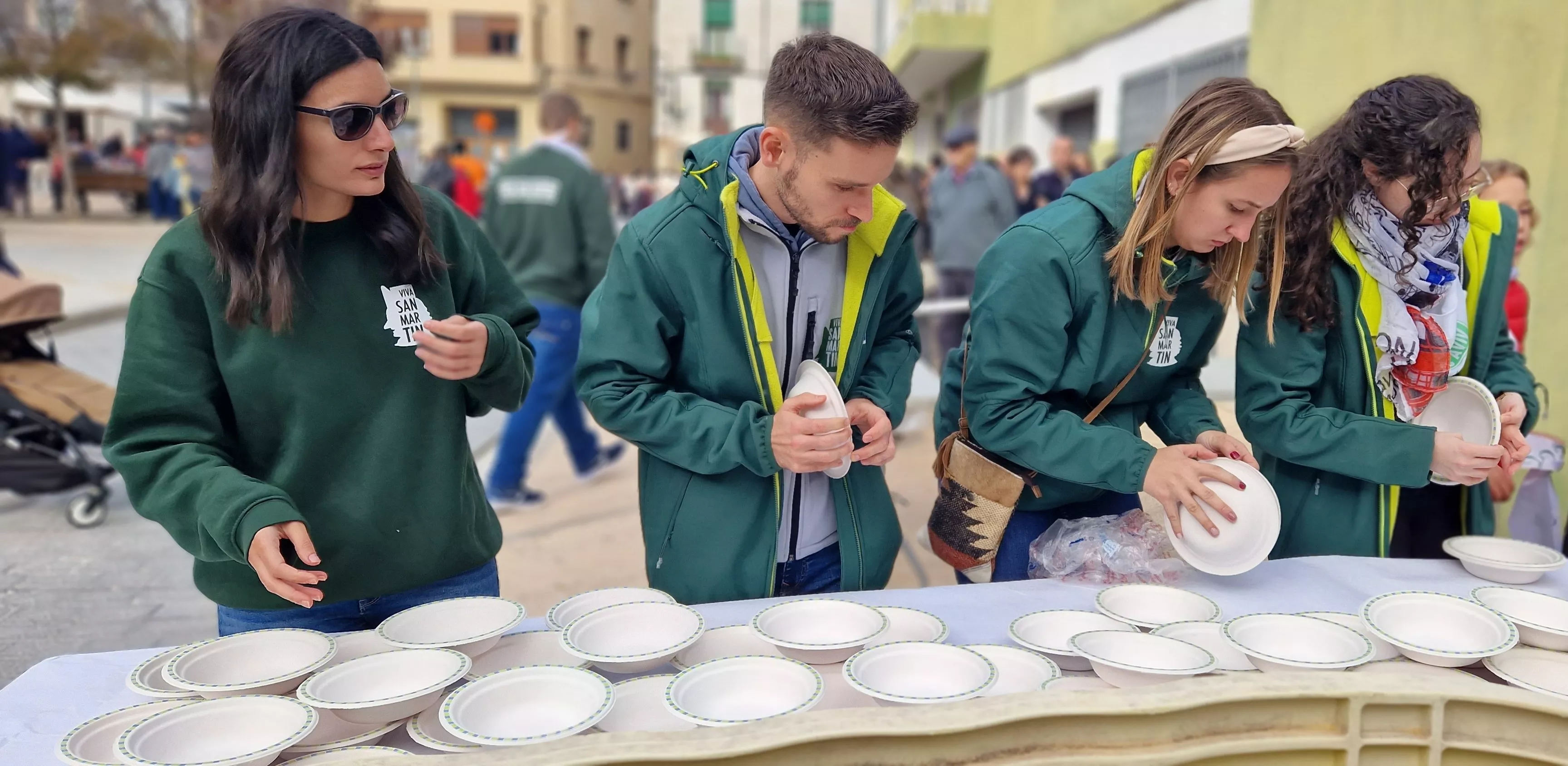 Reparto de migas en las fiestas del barrio de Santo Domingo y San Martín. Foto Myriam Martínez 