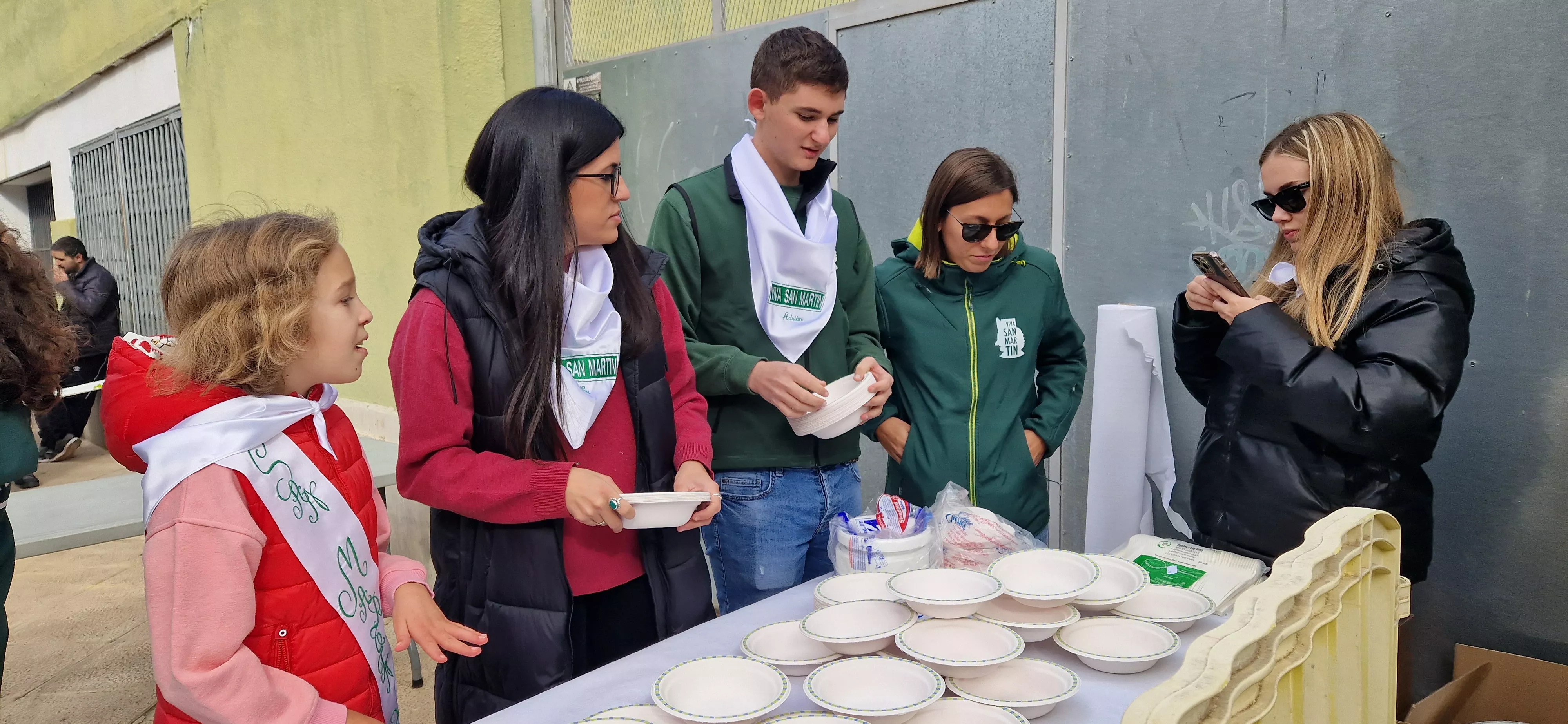 Reparto de migas en las fiestas del barrio de Santo Domingo y San Martín. Foto Myriam Martínez 
