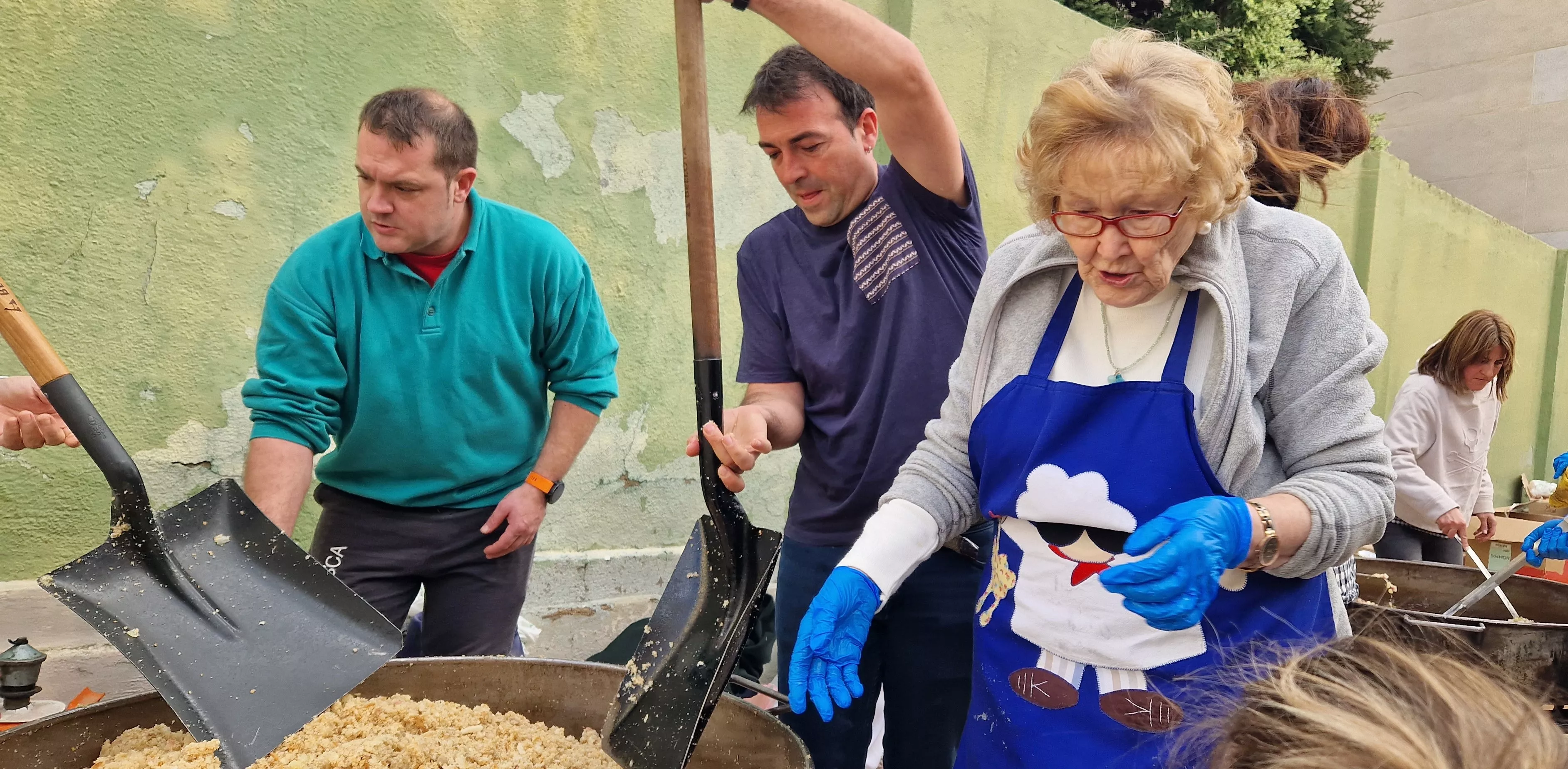 Reparto de migas en las fiestas del barrio de Santo Domingo y San Martín. Foto Myriam Martínez 