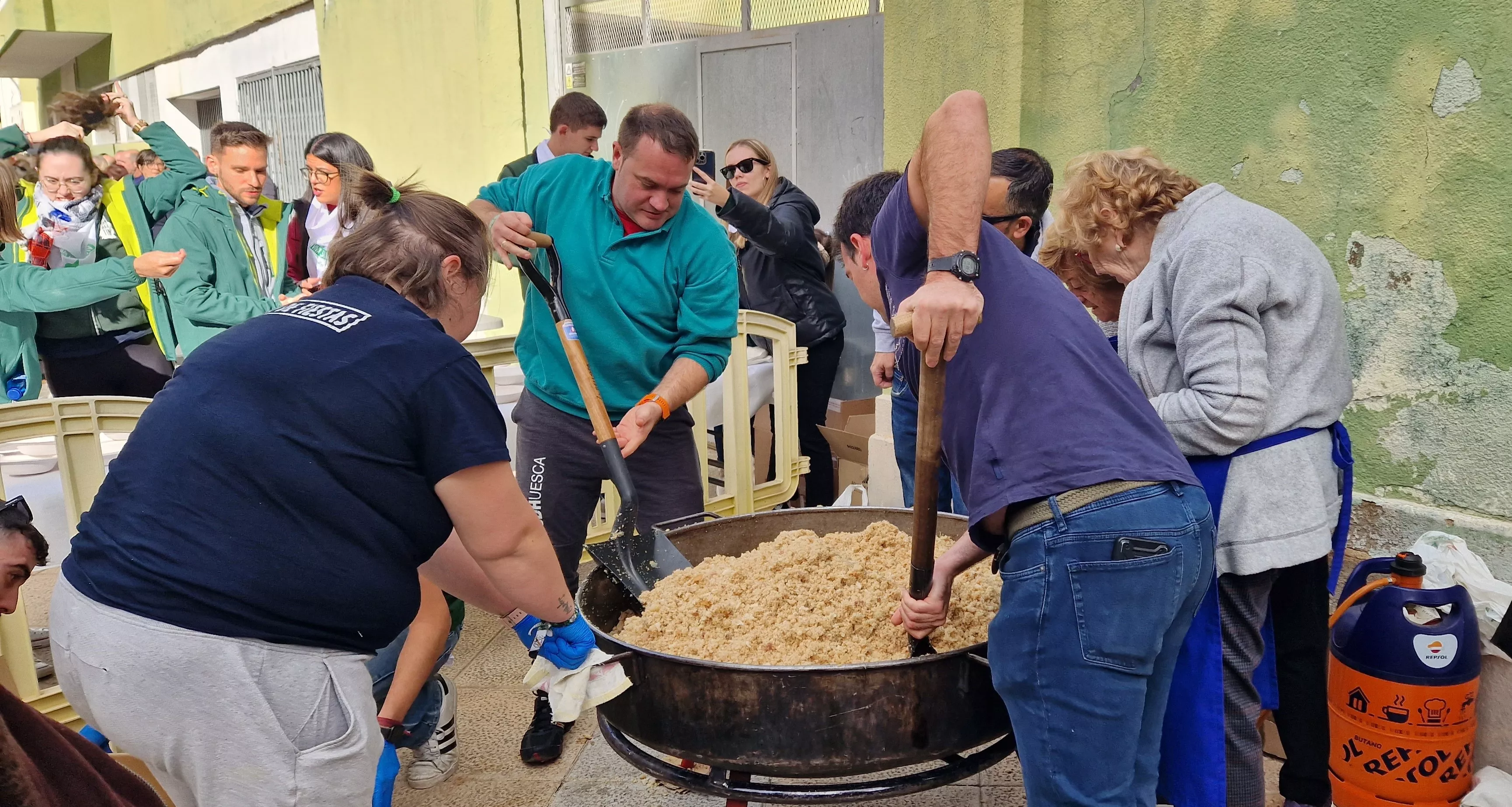 Reparto de migas en las fiestas del barrio de Santo Domingo y San Martín. Foto Myriam Martínez 