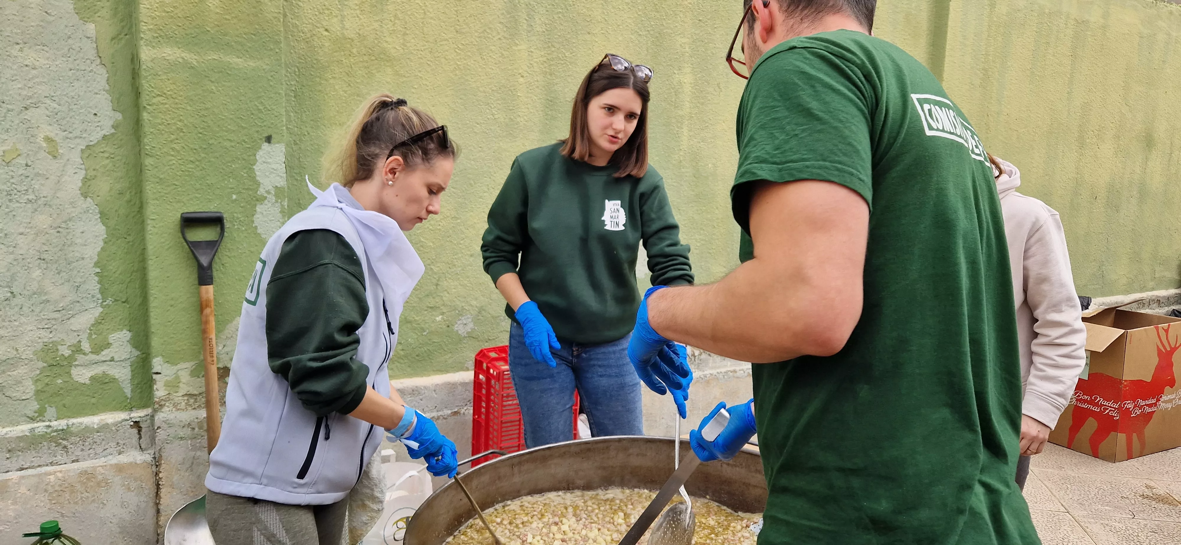 Reparto de migas en las fiestas del barrio de Santo Domingo y San Martín. Foto Myriam Martínez 