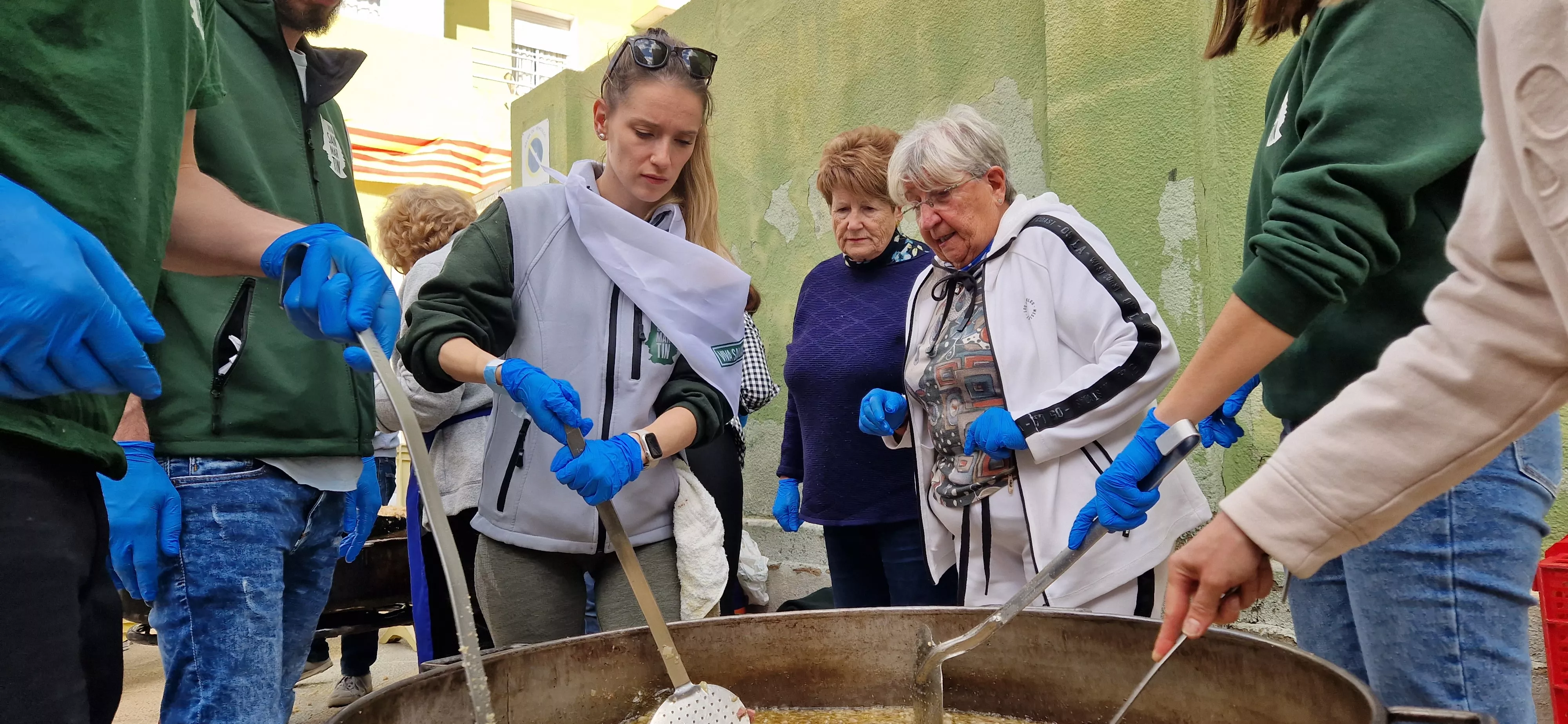 Reparto de migas en las fiestas del barrio de Santo Domingo y San Martín. Foto Myriam Martínez 