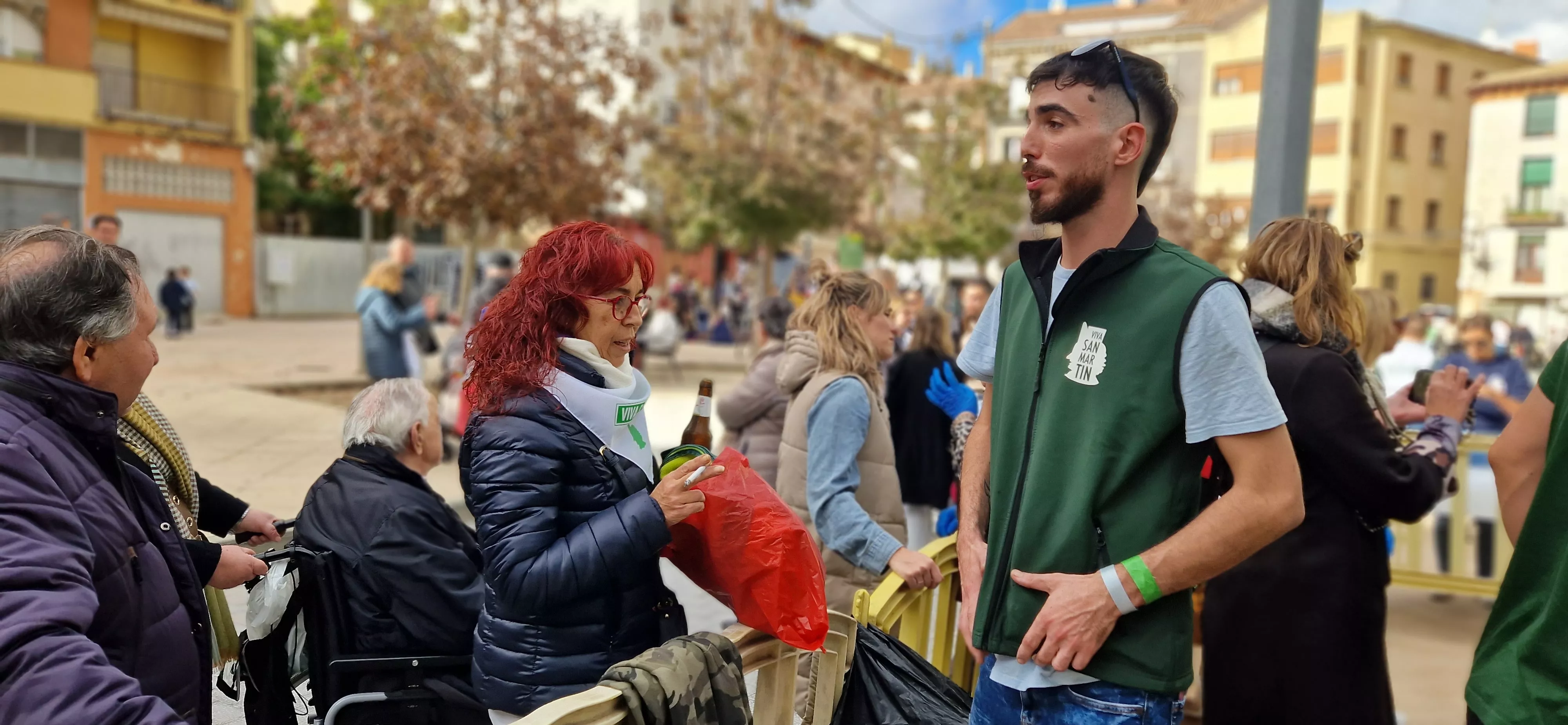 Reparto de migas en las fiestas del barrio de Santo Domingo y San Martín. Foto Myriam Martínez 