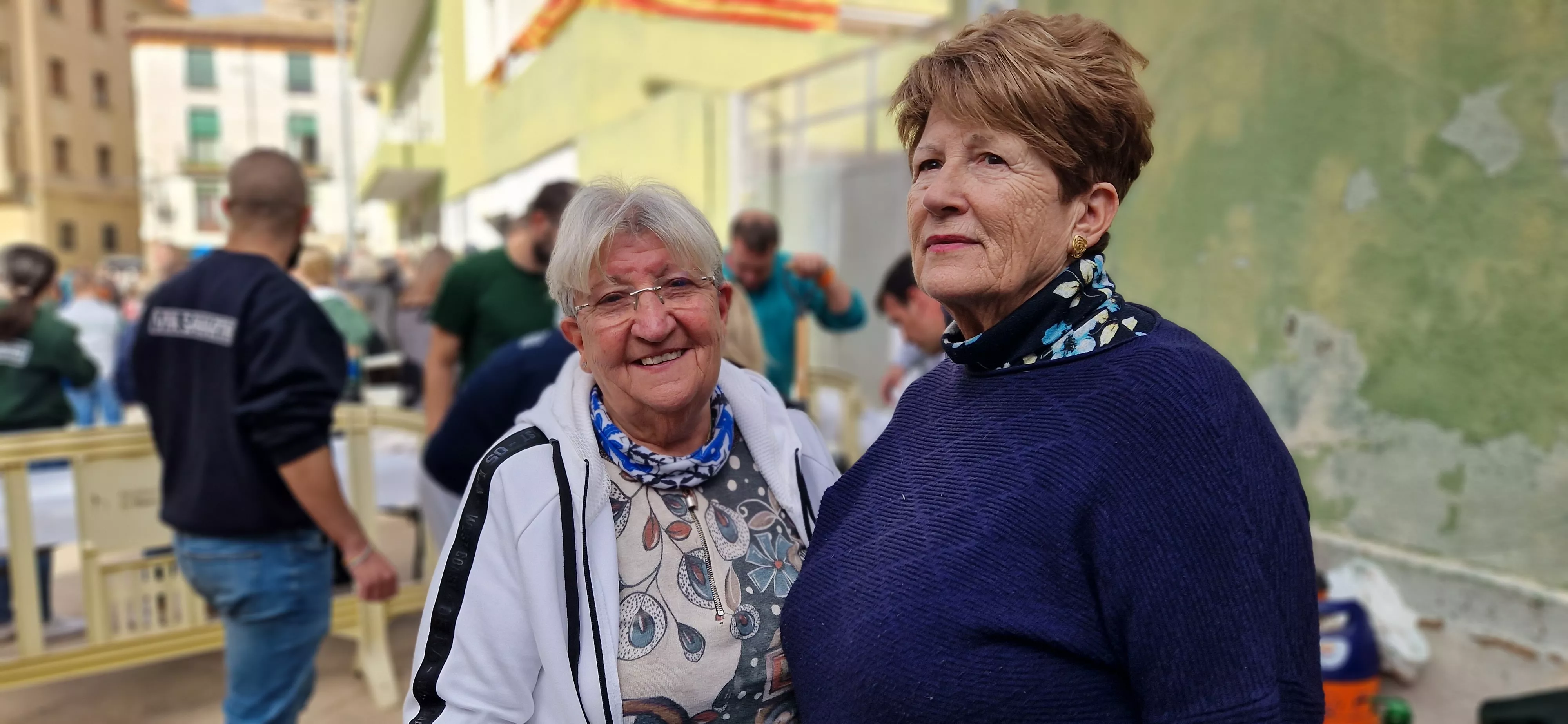 Reparto de migas en las fiestas del barrio de Santo Domingo y San Martín. Foto Myriam Martínez 