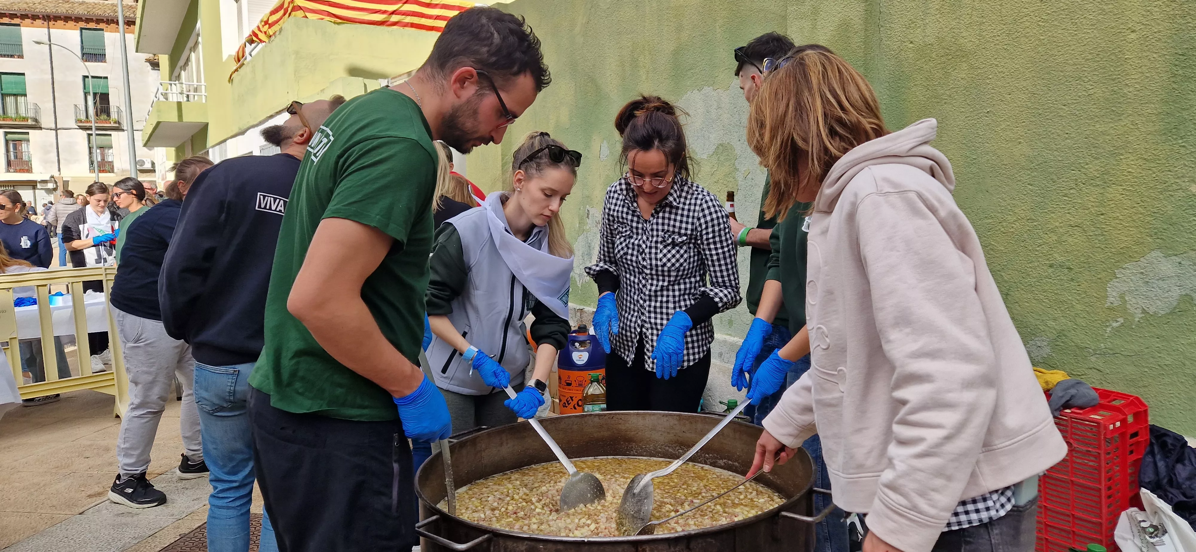 Reparto de migas en las fiestas del barrio de Santo Domingo y San Martín. Foto Myriam Martínez 