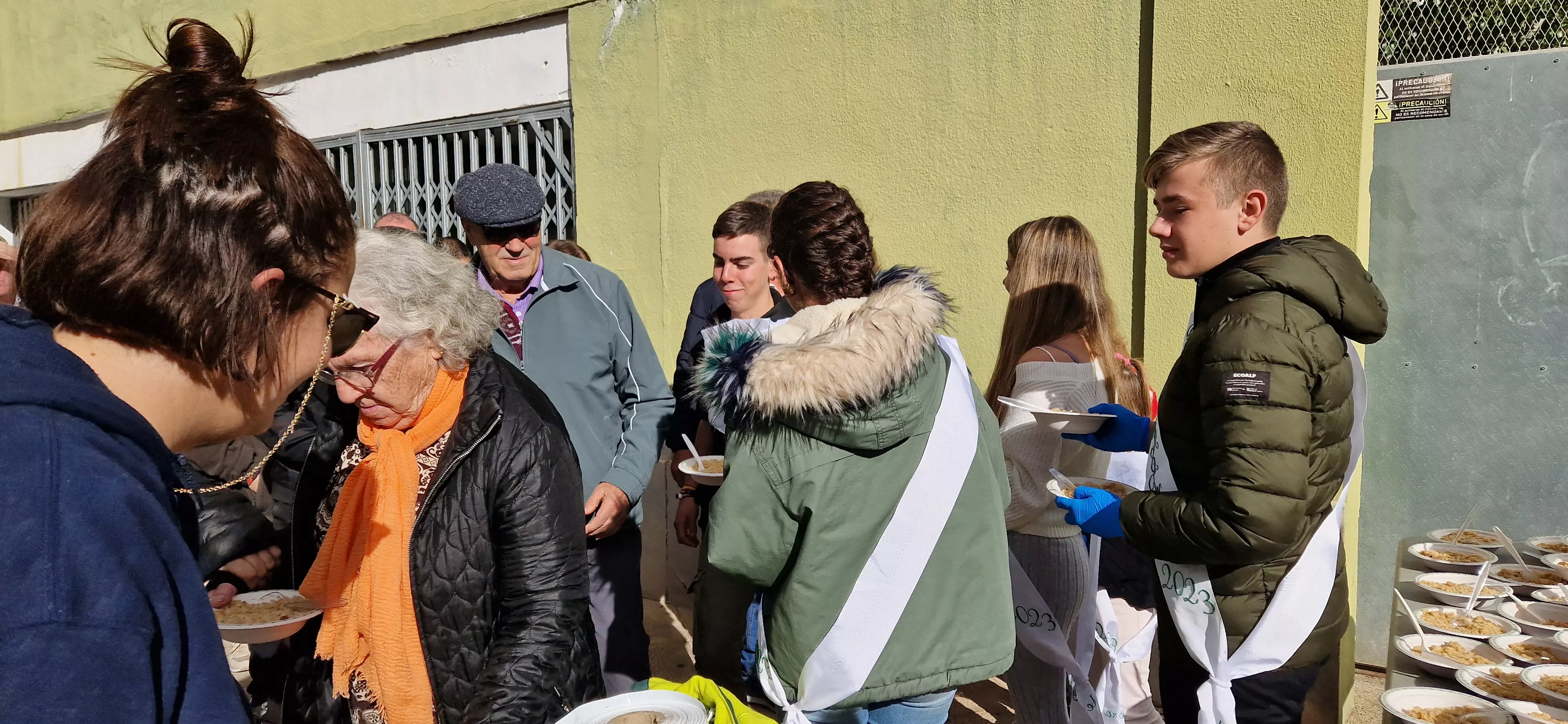 Reparto de migas en las fiestas del barrio de Santo Domingo y San Martín. Foto Myriam Martínez 