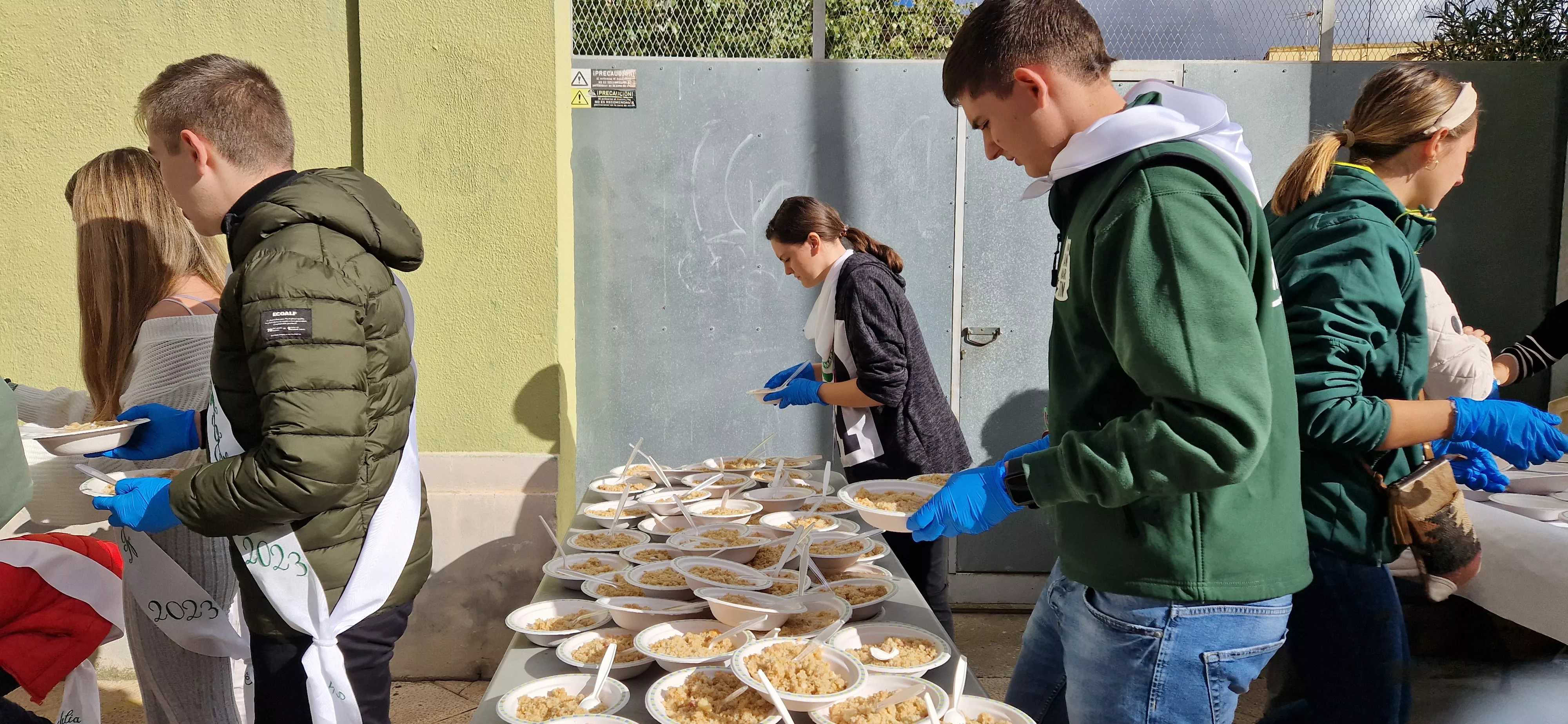 Reparto de migas en las fiestas del barrio de Santo Domingo y San Martín. Foto Myriam Martínez 