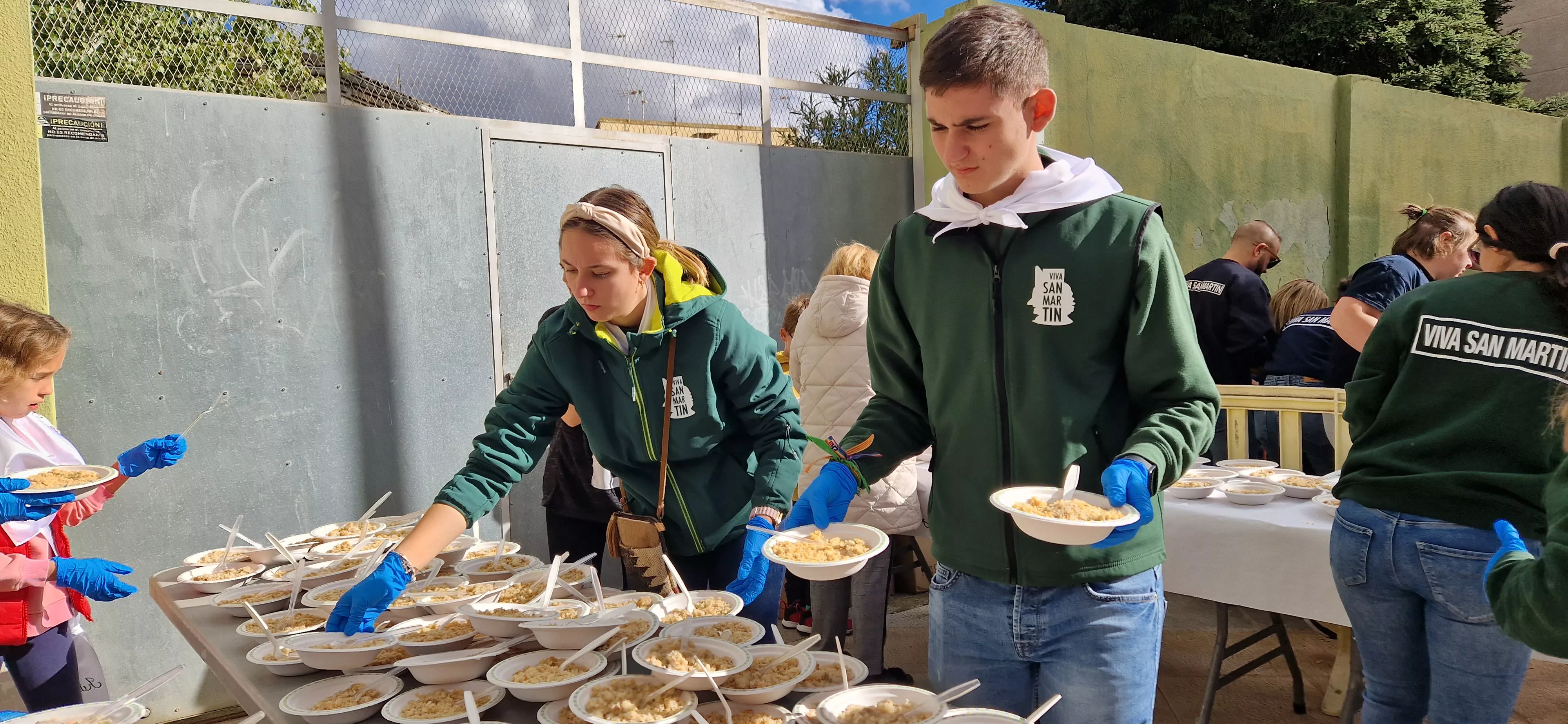 Reparto de migas en las fiestas del barrio de Santo Domingo y San Martín. Foto Myriam Martínez 