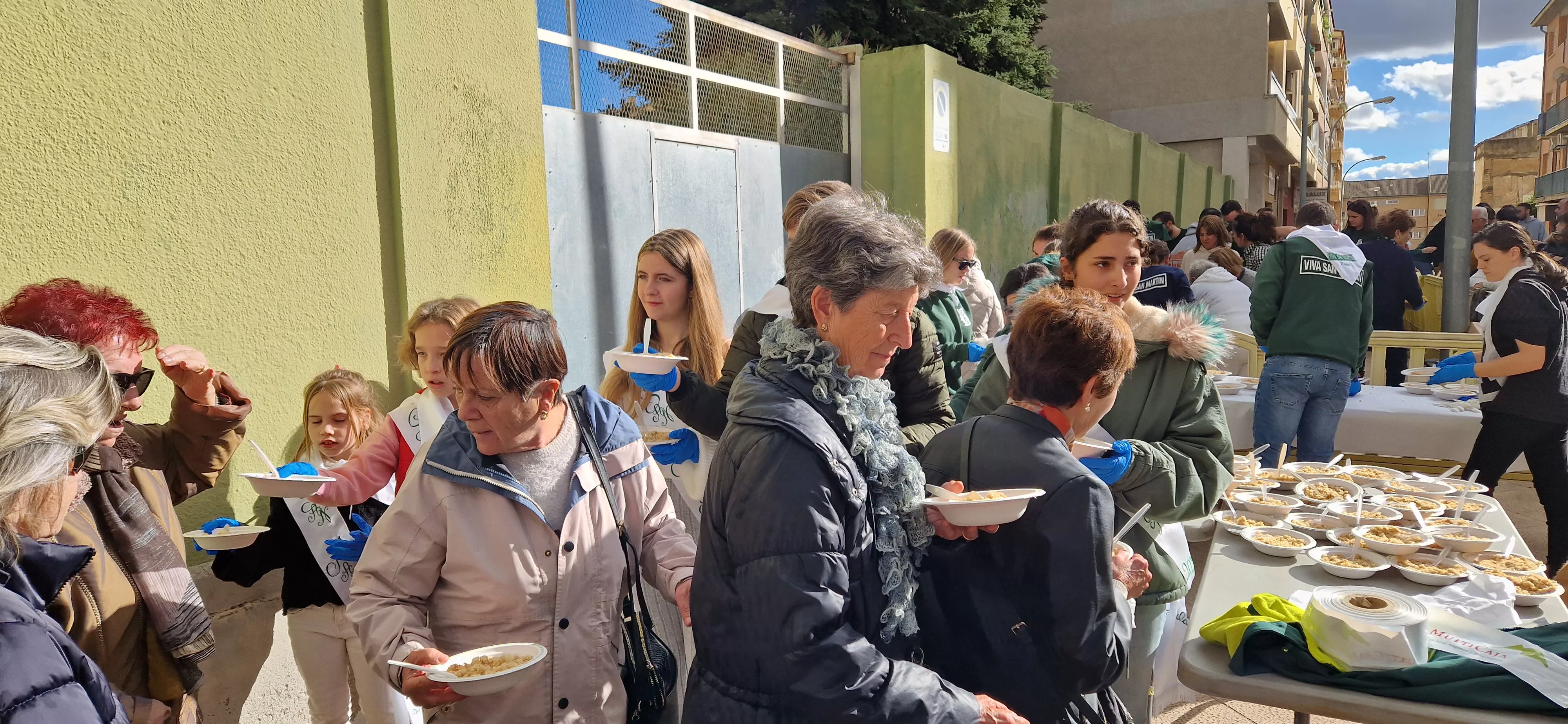 Reparto de migas en las fiestas del barrio de Santo Domingo y San Martín. Foto Myriam Martínez 