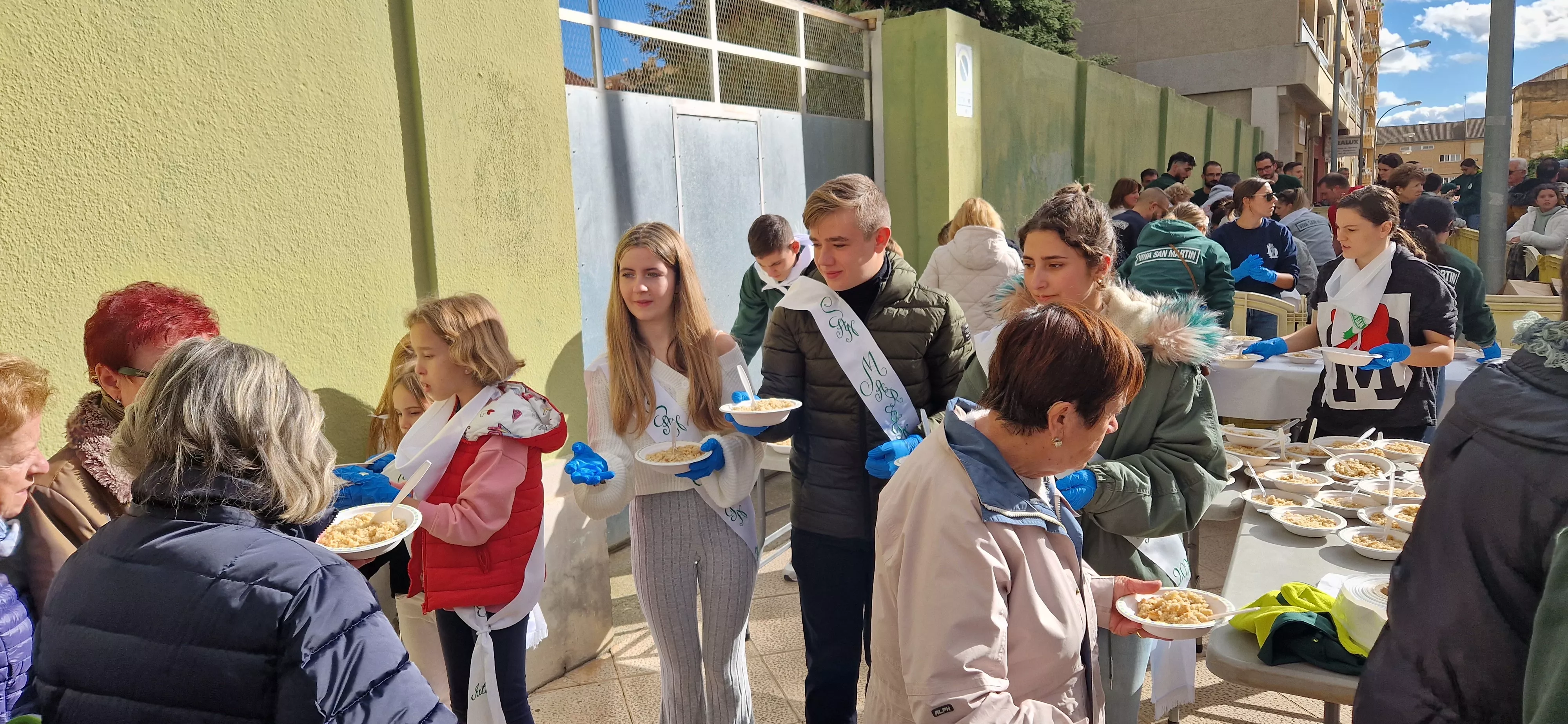 Reparto de migas en las fiestas del barrio de Santo Domingo y San Martín. Foto Myriam Martínez 