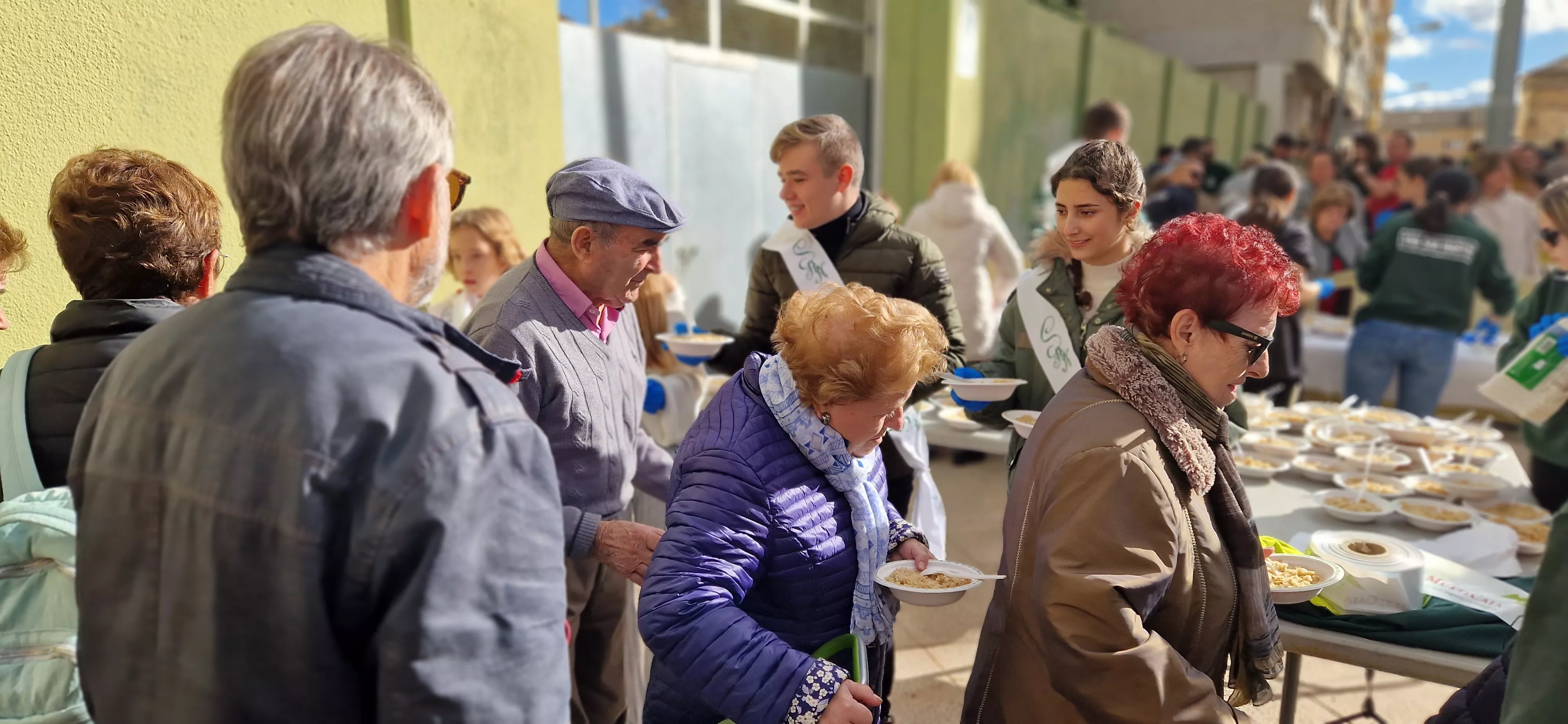 Reparto de migas en las fiestas del barrio de Santo Domingo y San Martín. Foto Myriam Martínez 