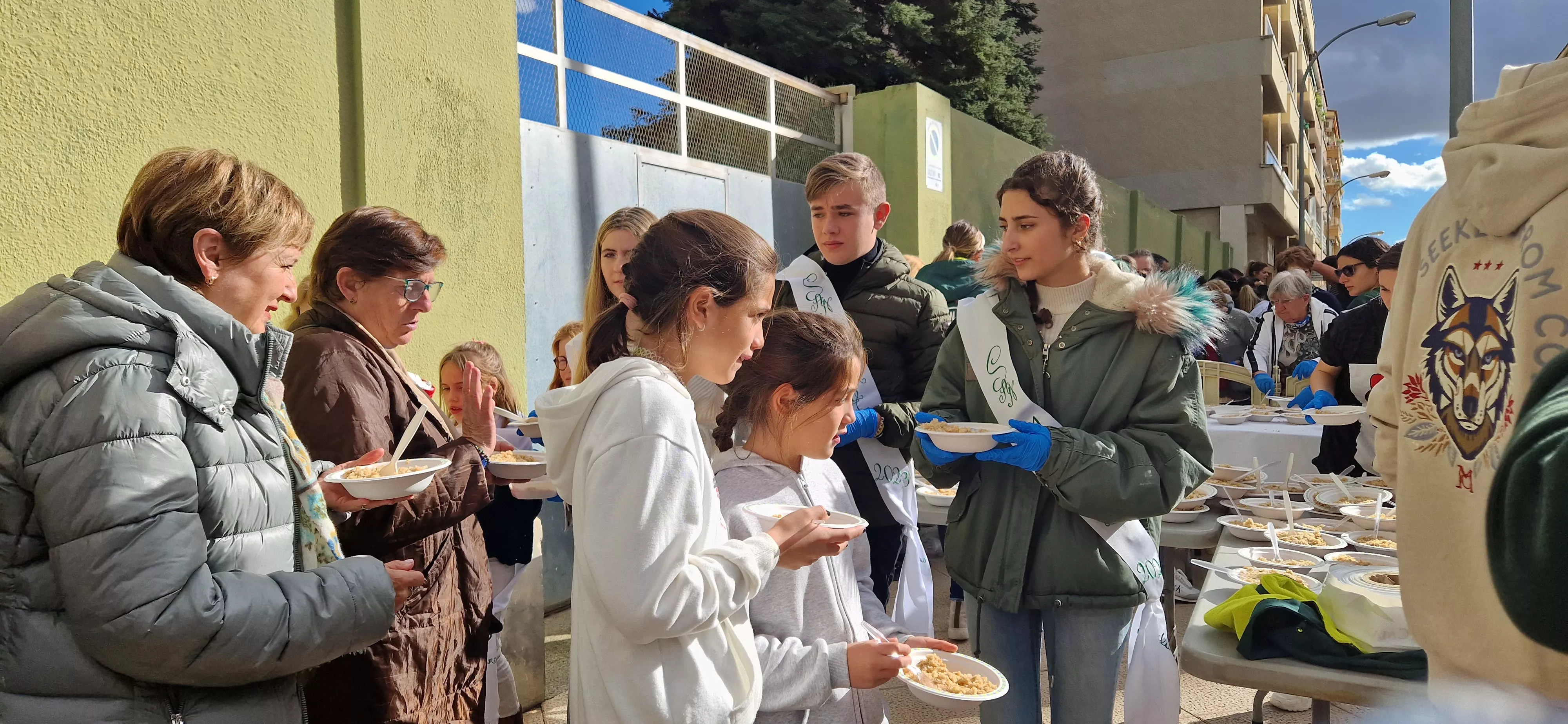 Reparto de migas en las fiestas del barrio de Santo Domingo y San Martín. Foto Myriam Martínez 