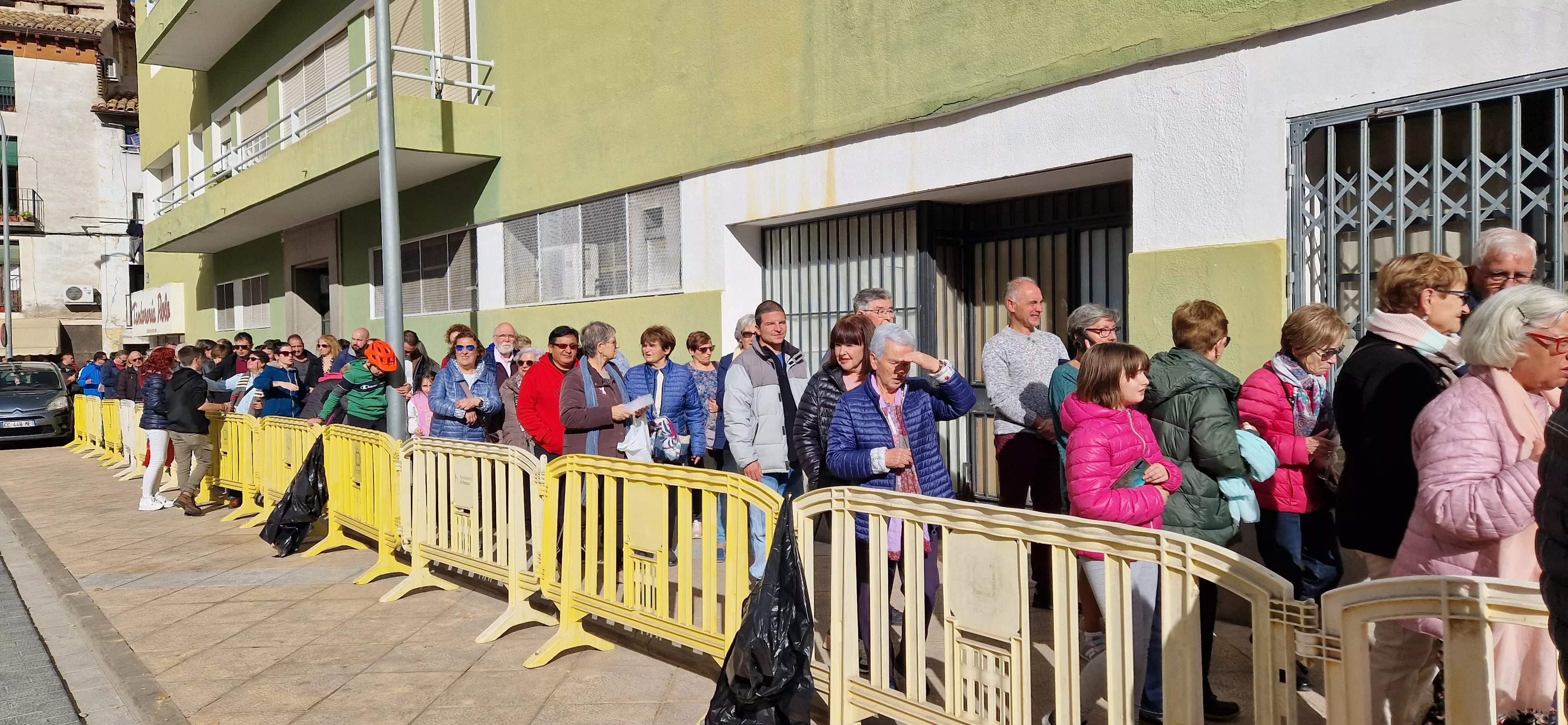 Reparto de migas en las fiestas del barrio de Santo Domingo y San Martín. Foto Myriam Martínez 