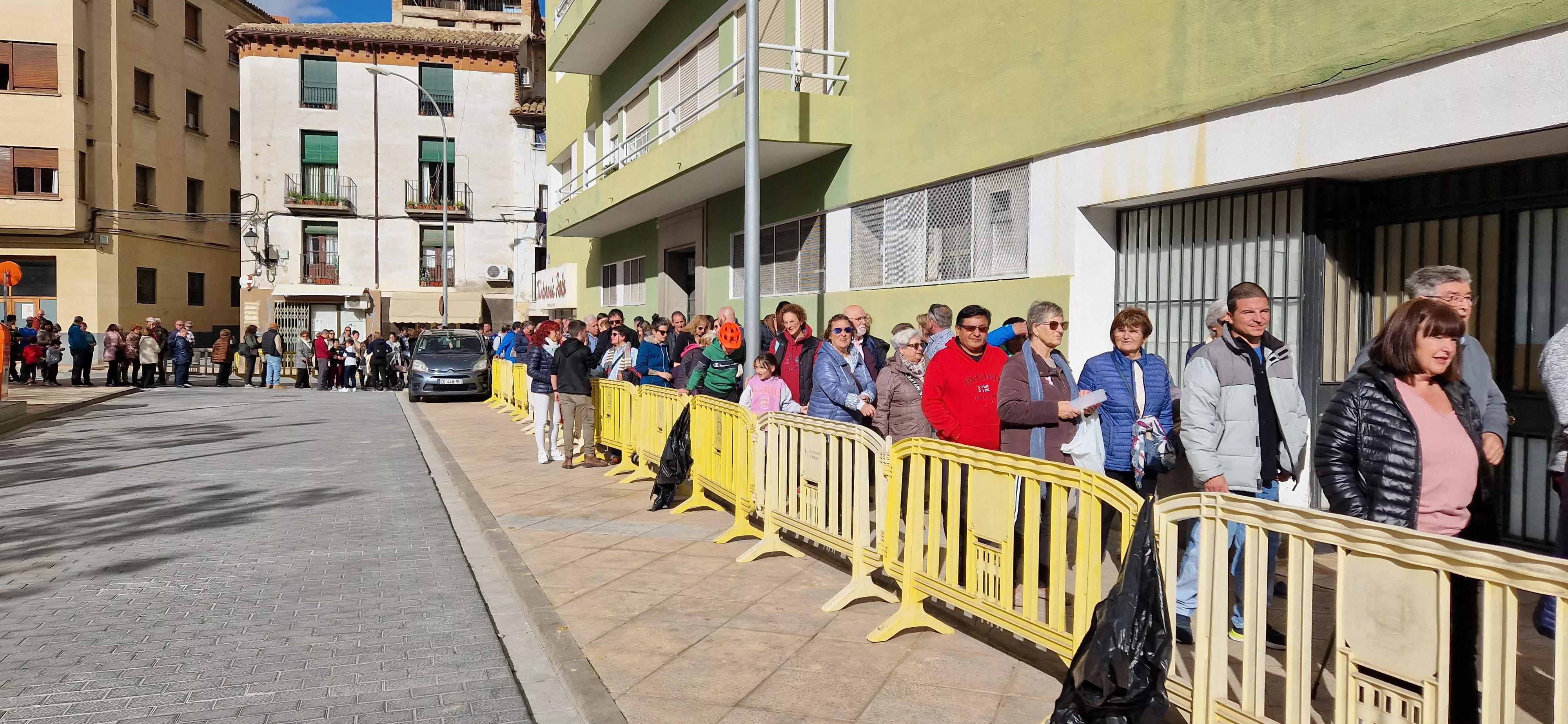 Reparto de migas en las fiestas del barrio de Santo Domingo y San Martín. Foto Myriam Martínez 