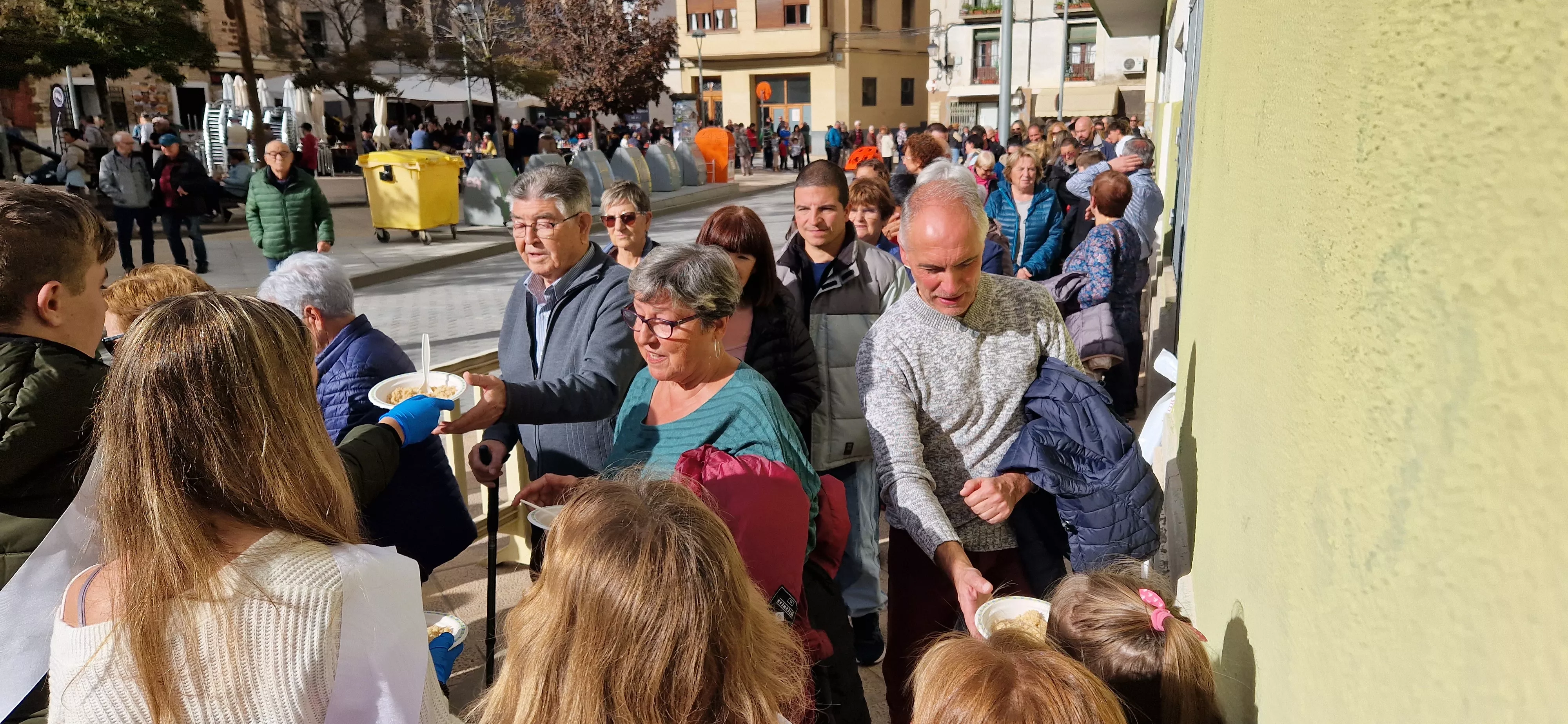 Reparto de migas en las fiestas del barrio de Santo Domingo y San Martín. Foto Myriam Martínez 