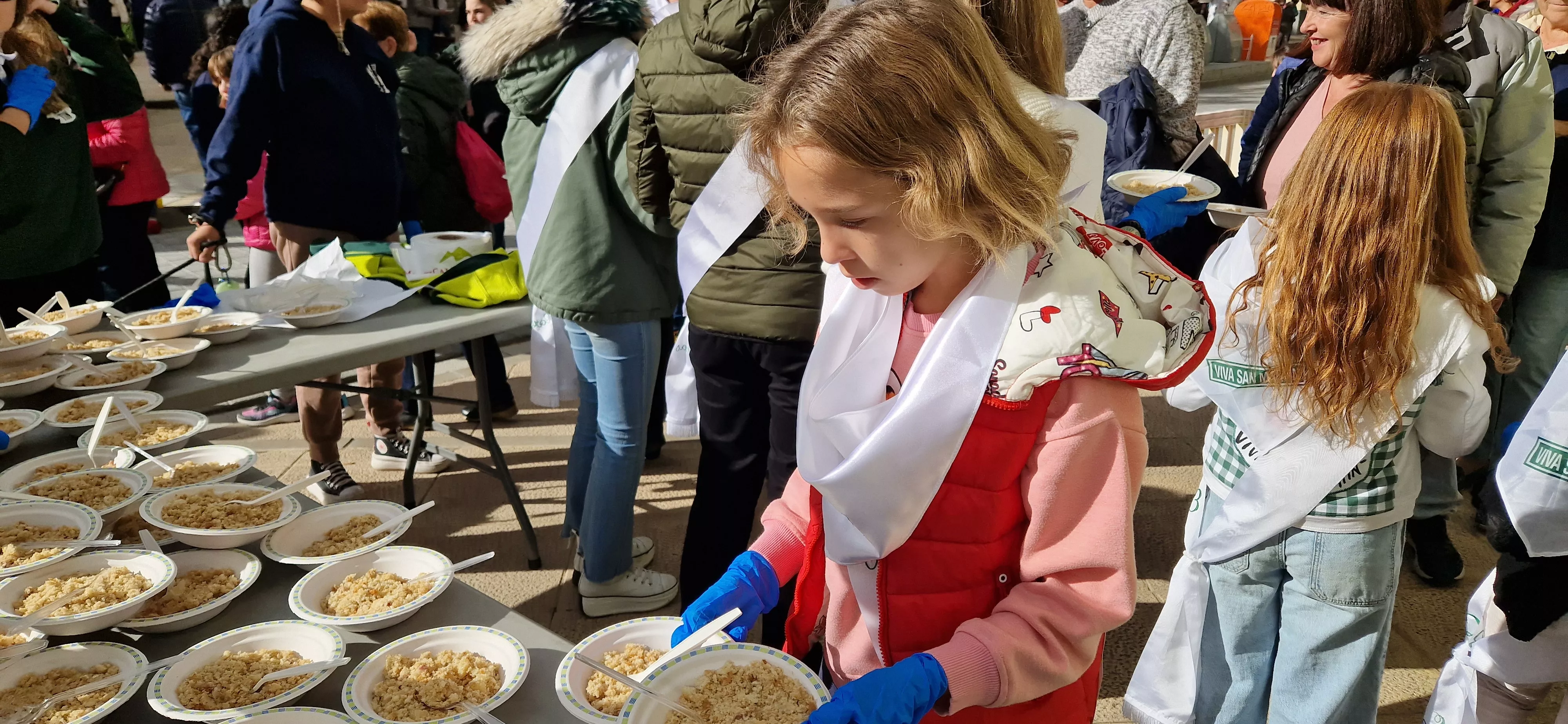 Reparto de migas en las fiestas del barrio de Santo Domingo y San Martín. Foto Myriam Martínez 