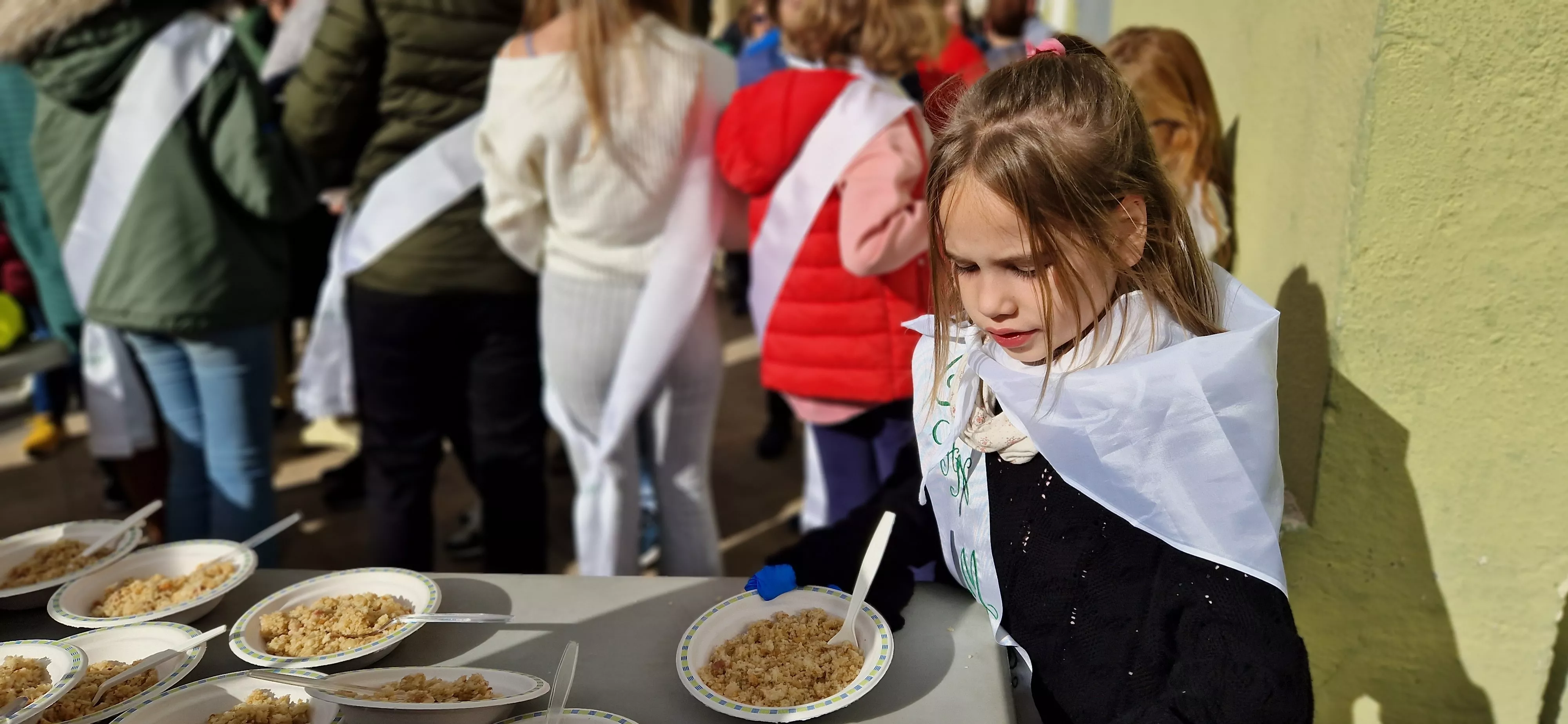 Reparto de migas en las fiestas del barrio de Santo Domingo y San Martín. Foto Myriam Martínez 