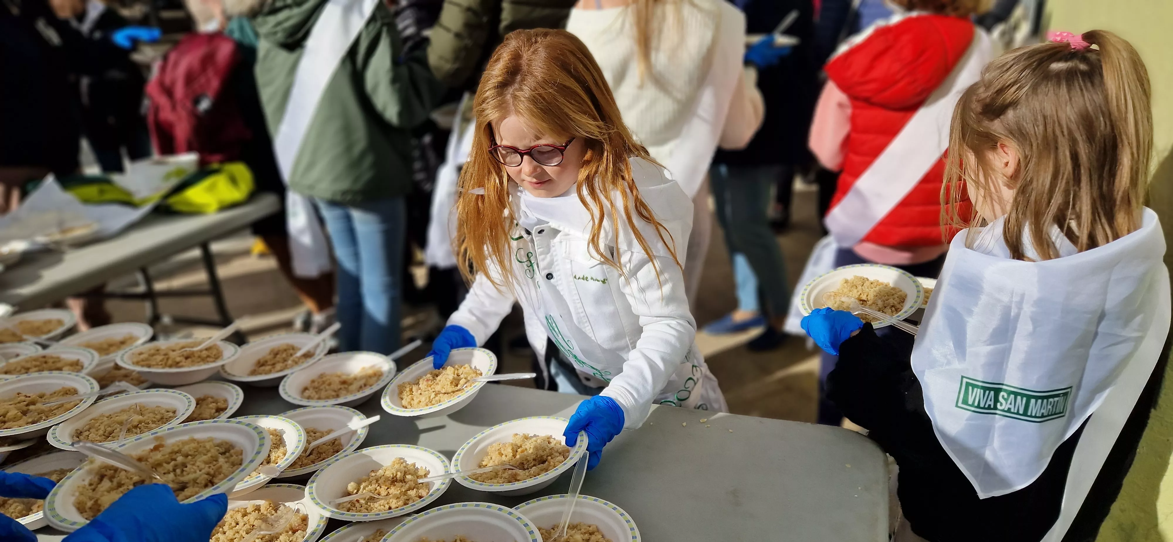 Reparto de migas en las fiestas del barrio de Santo Domingo y San Martín. Foto Myriam Martínez 