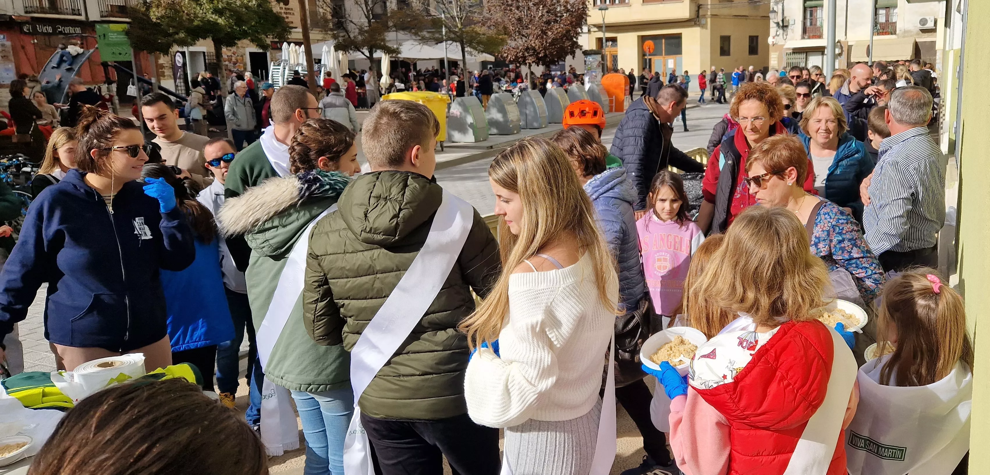 Reparto de migas en las fiestas del barrio de Santo Domingo y San Martín. Foto Myriam Martínez 