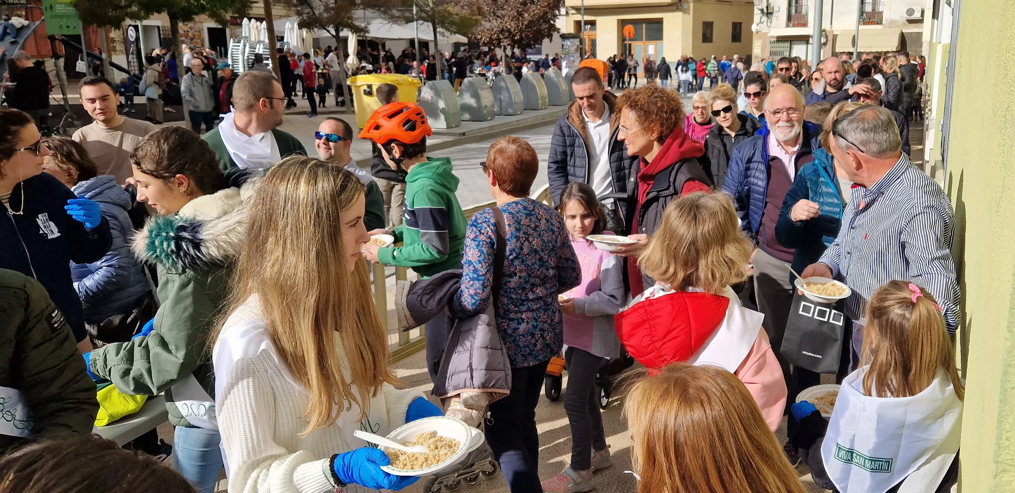 Reparto de migas en las fiestas del barrio de Santo Domingo y San Martín. Foto Myriam Martínez 