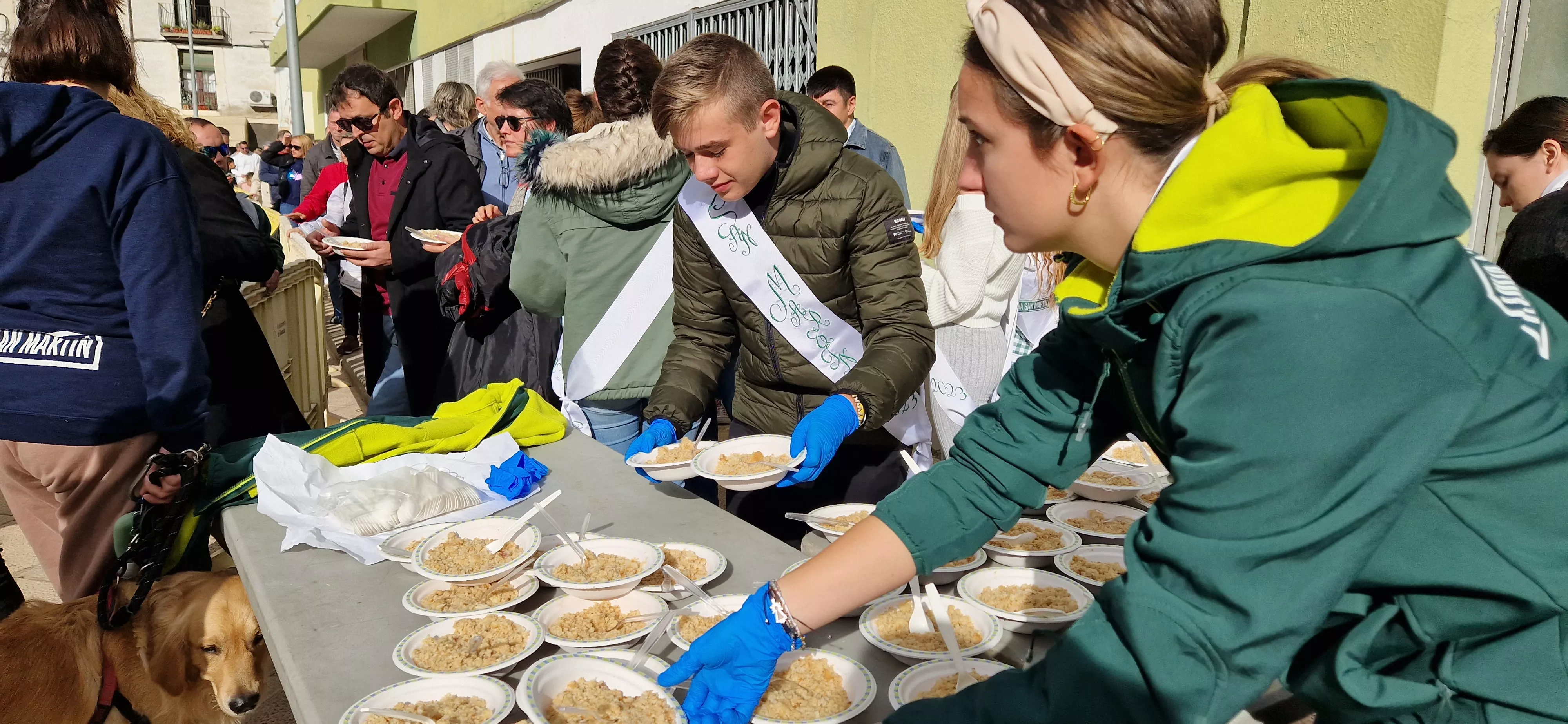 Reparto de migas en las fiestas del barrio de Santo Domingo y San Martín. Foto Myriam Martínez 