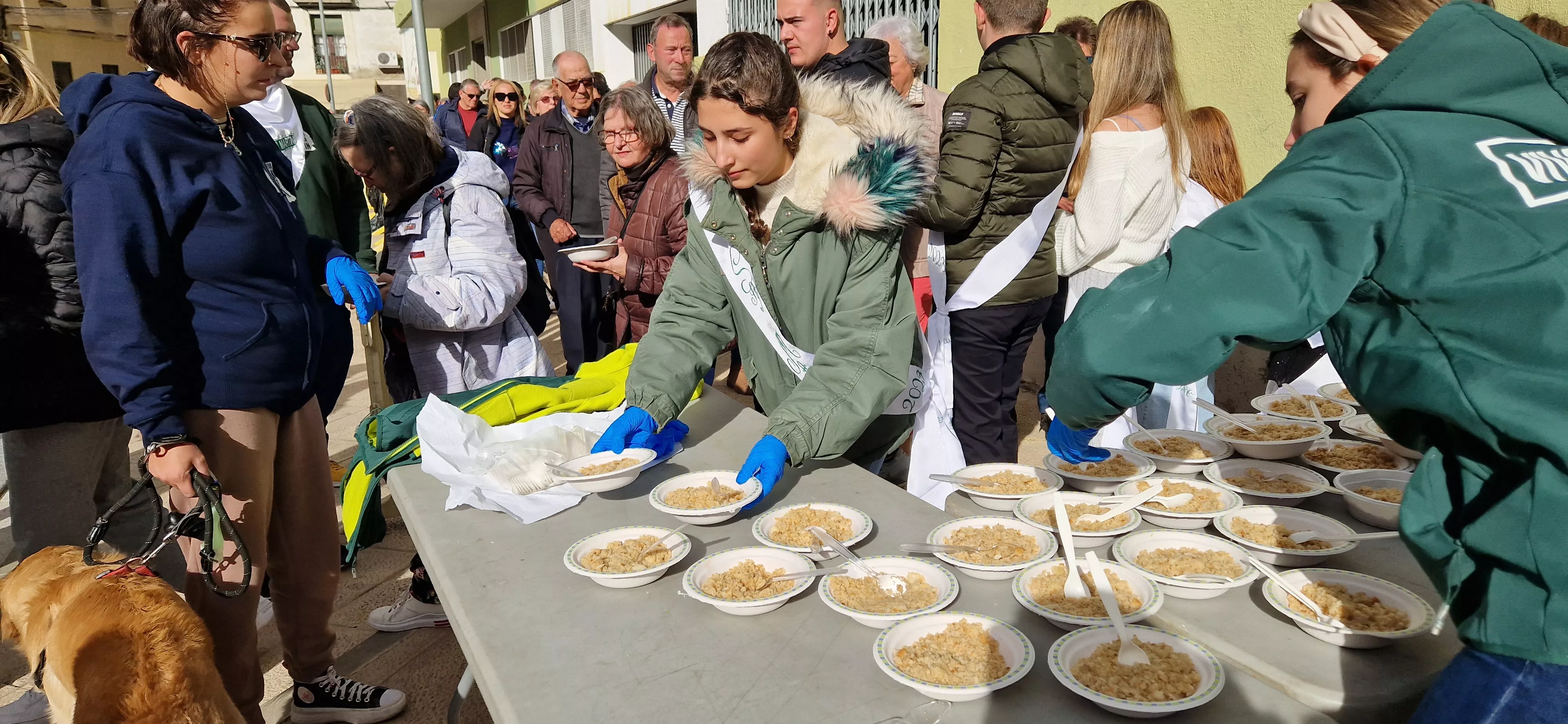Reparto de migas en las fiestas del barrio de Santo Domingo y San Martín. Foto Myriam Martínez 