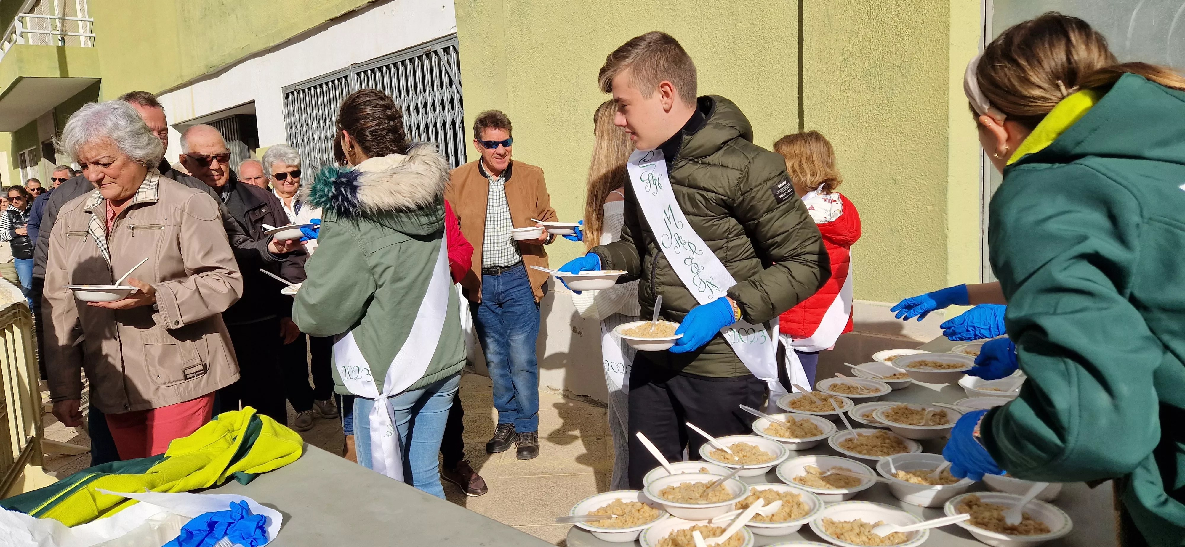 Reparto de migas en las fiestas del barrio de Santo Domingo y San Martín. Foto Myriam Martínez 