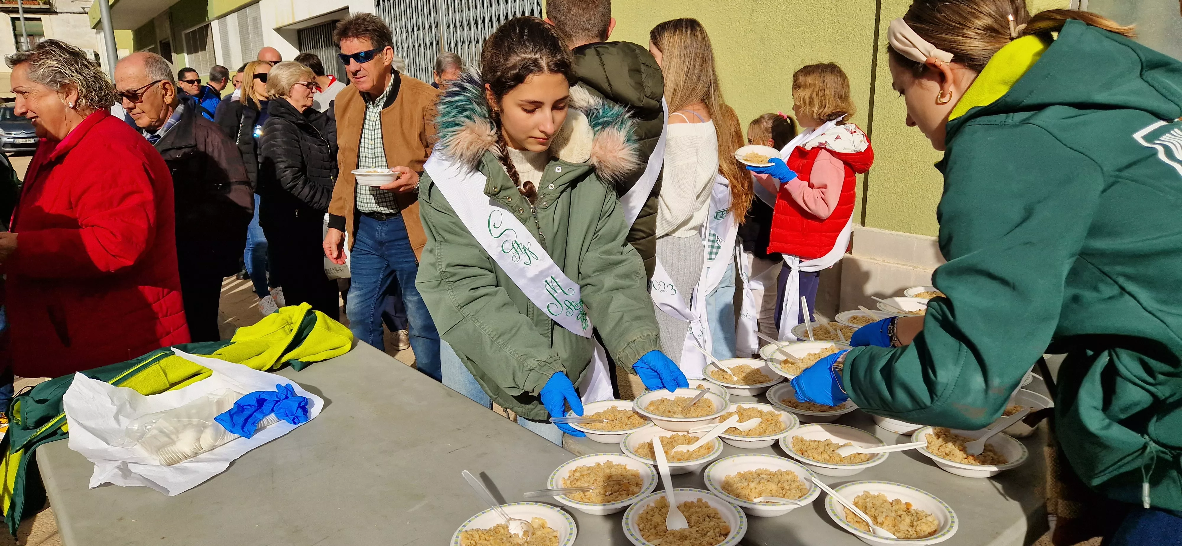 Reparto de migas en las fiestas del barrio de Santo Domingo y San Martín. Foto Myriam Martínez 