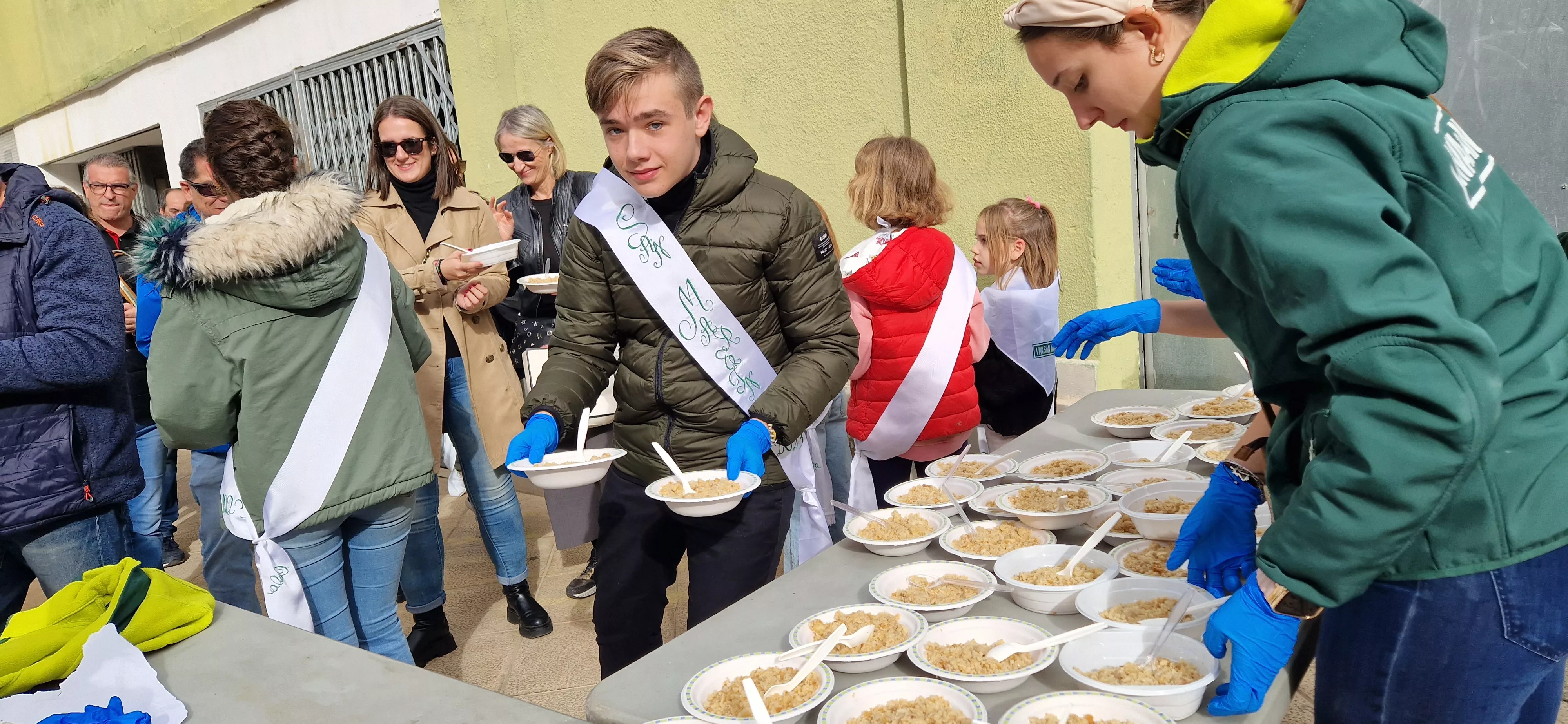 Reparto de migas en las fiestas del barrio de Santo Domingo y San Martín. Foto Myriam Martínez 
