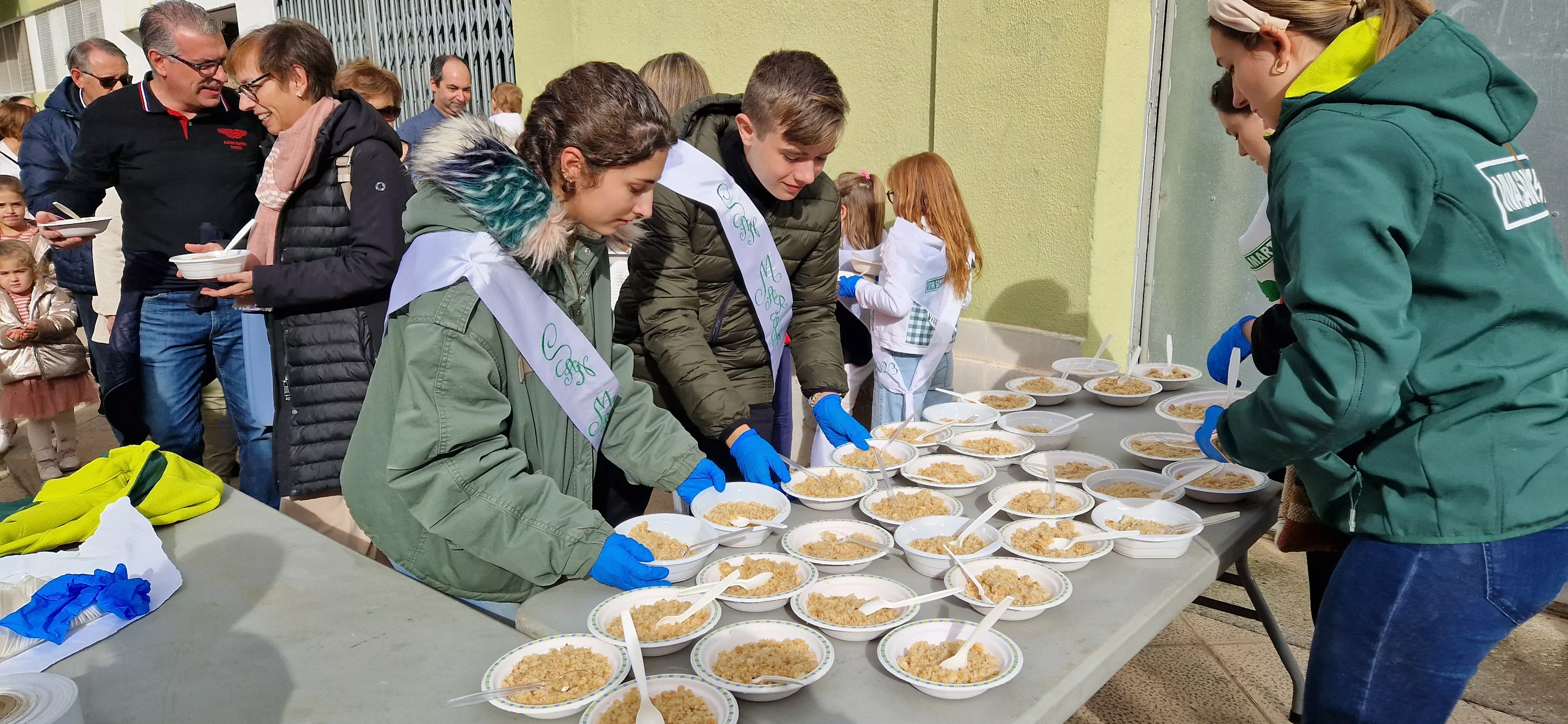 Reparto de migas en las fiestas del barrio de Santo Domingo y San Martín. Foto Myriam Martínez 