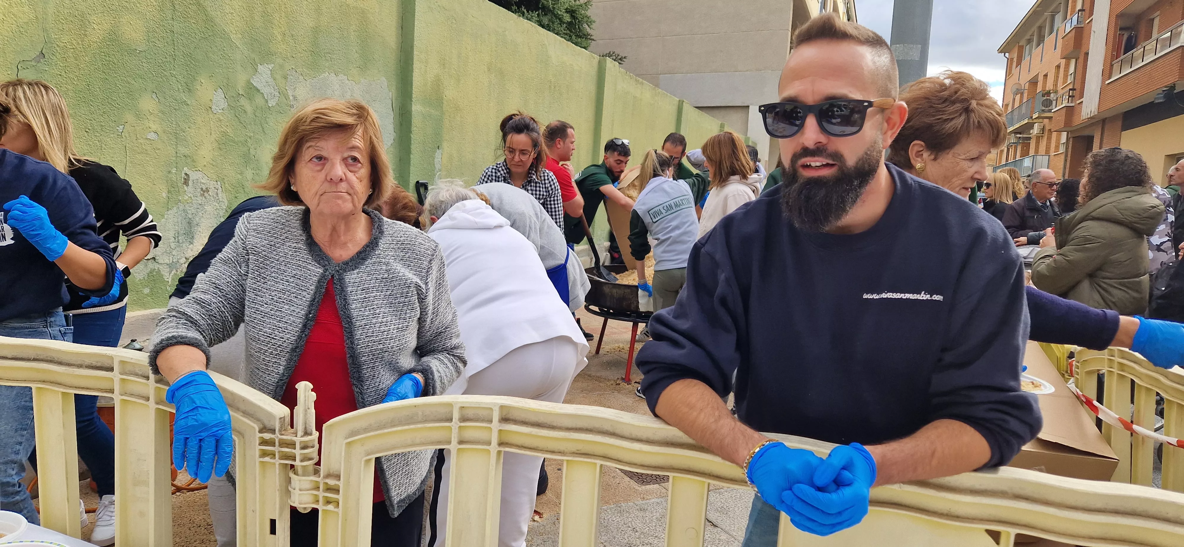 Reparto de migas en las fiestas del barrio de Santo Domingo y San Martín. Foto Myriam Martínez 