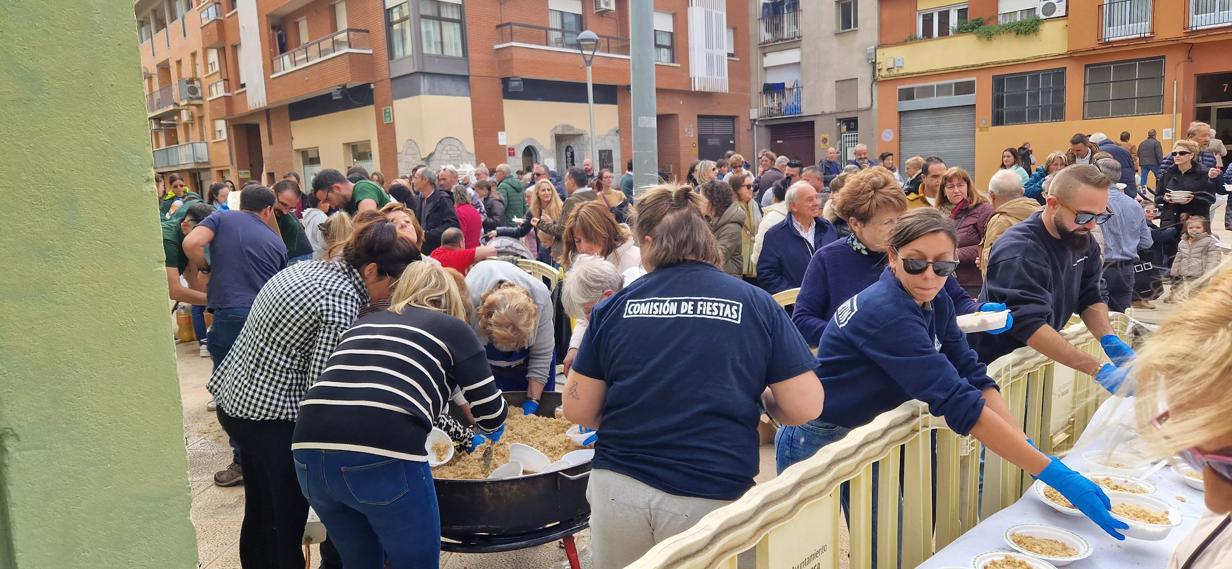 Reparto de migas en las fiestas del barrio de Santo Domingo y San Martín. Foto Myriam Martínez 