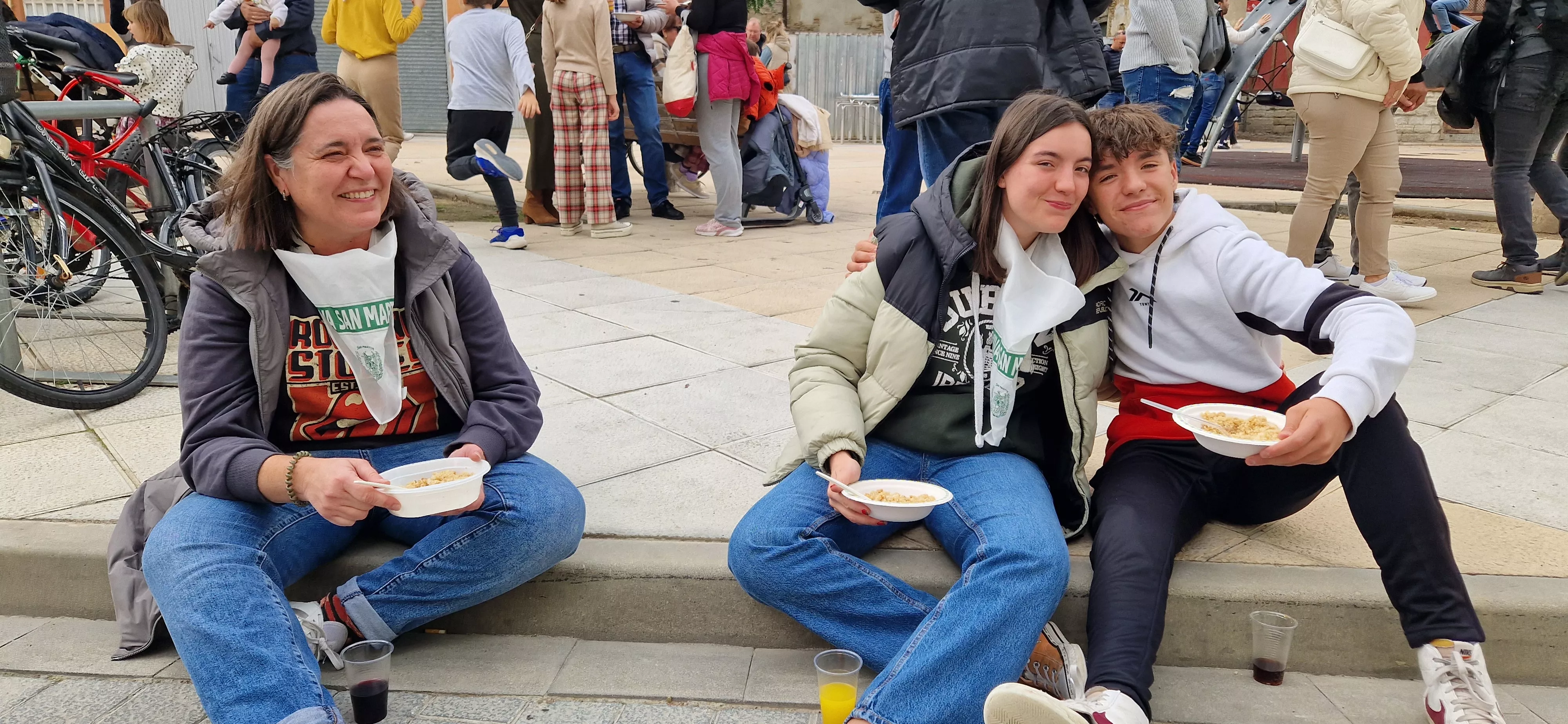 Reparto de migas en las fiestas del barrio de Santo Domingo y San Martín. Foto Myriam Martínez 