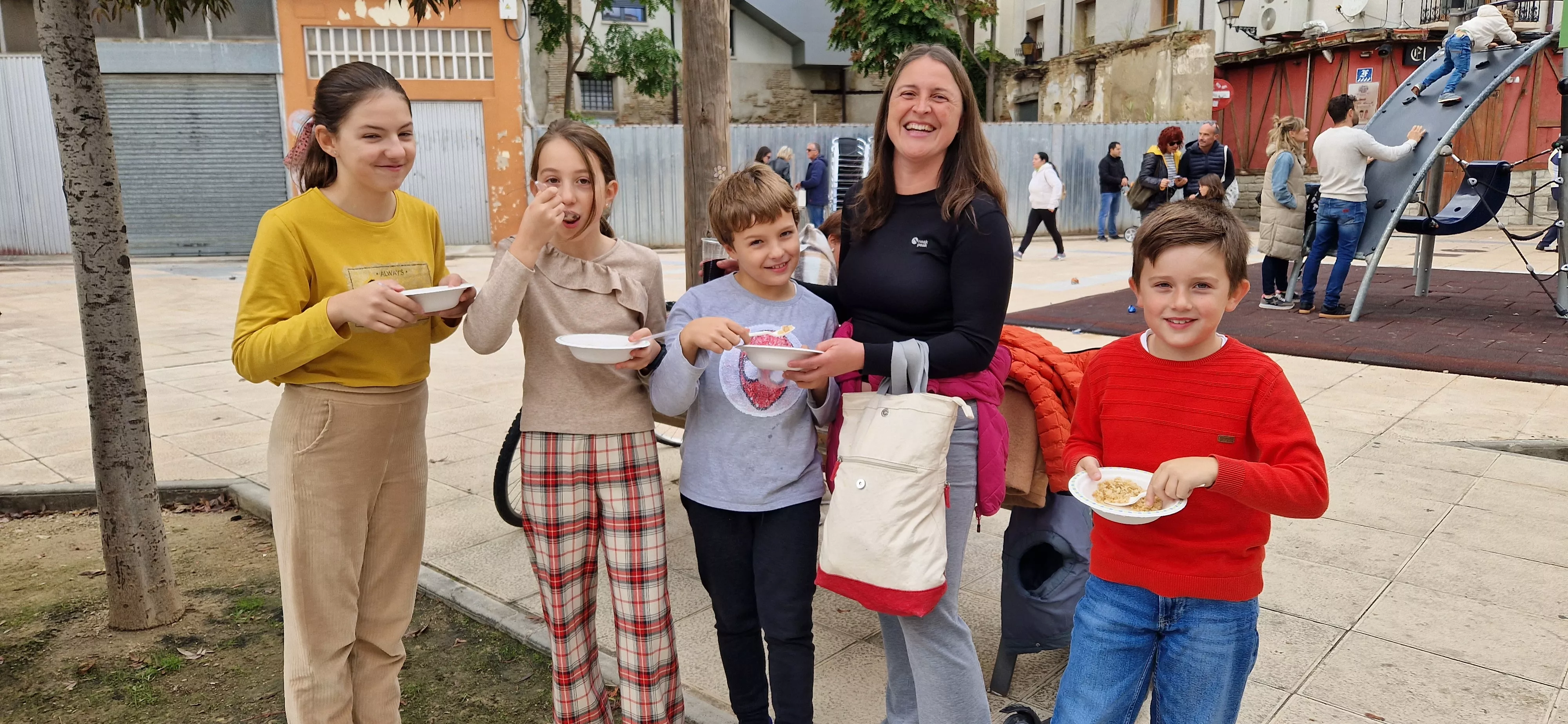Reparto de migas en las fiestas del barrio de Santo Domingo y San Martín. Foto Myriam Martínez 