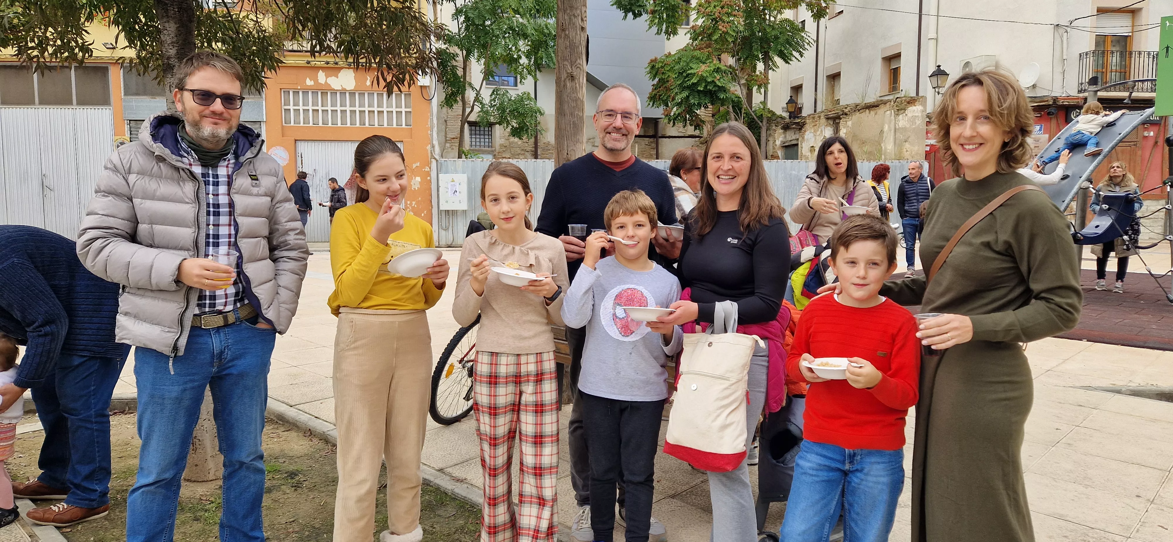 Reparto de migas en las fiestas del barrio de Santo Domingo y San Martín. Foto Myriam Martínez 