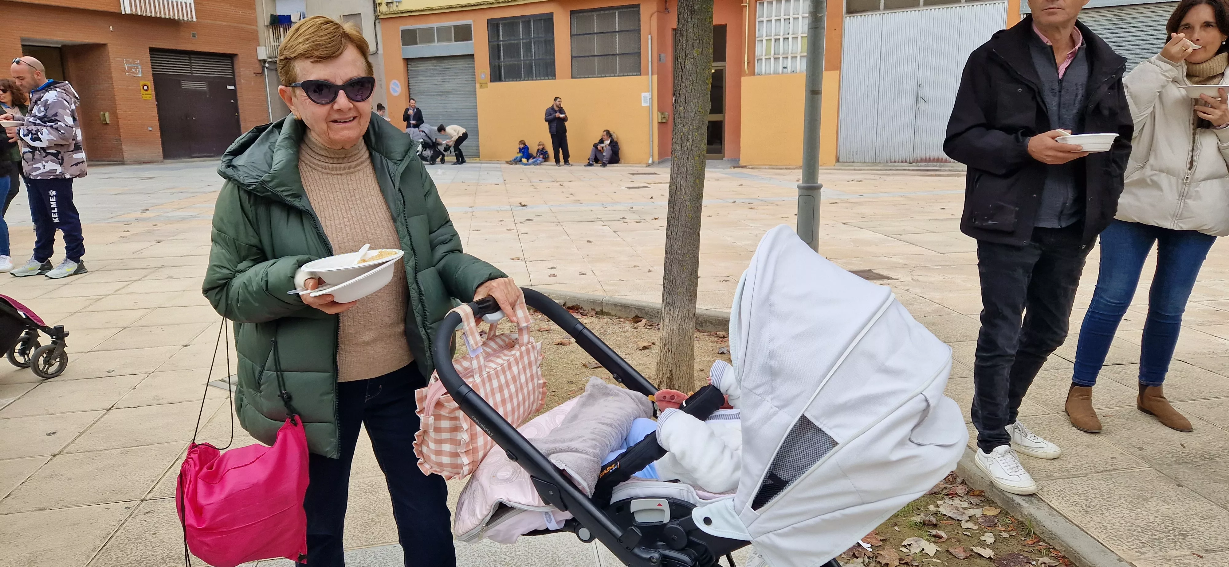 Reparto de migas en las fiestas del barrio de Santo Domingo y San Martín. Foto Myriam Martínez 