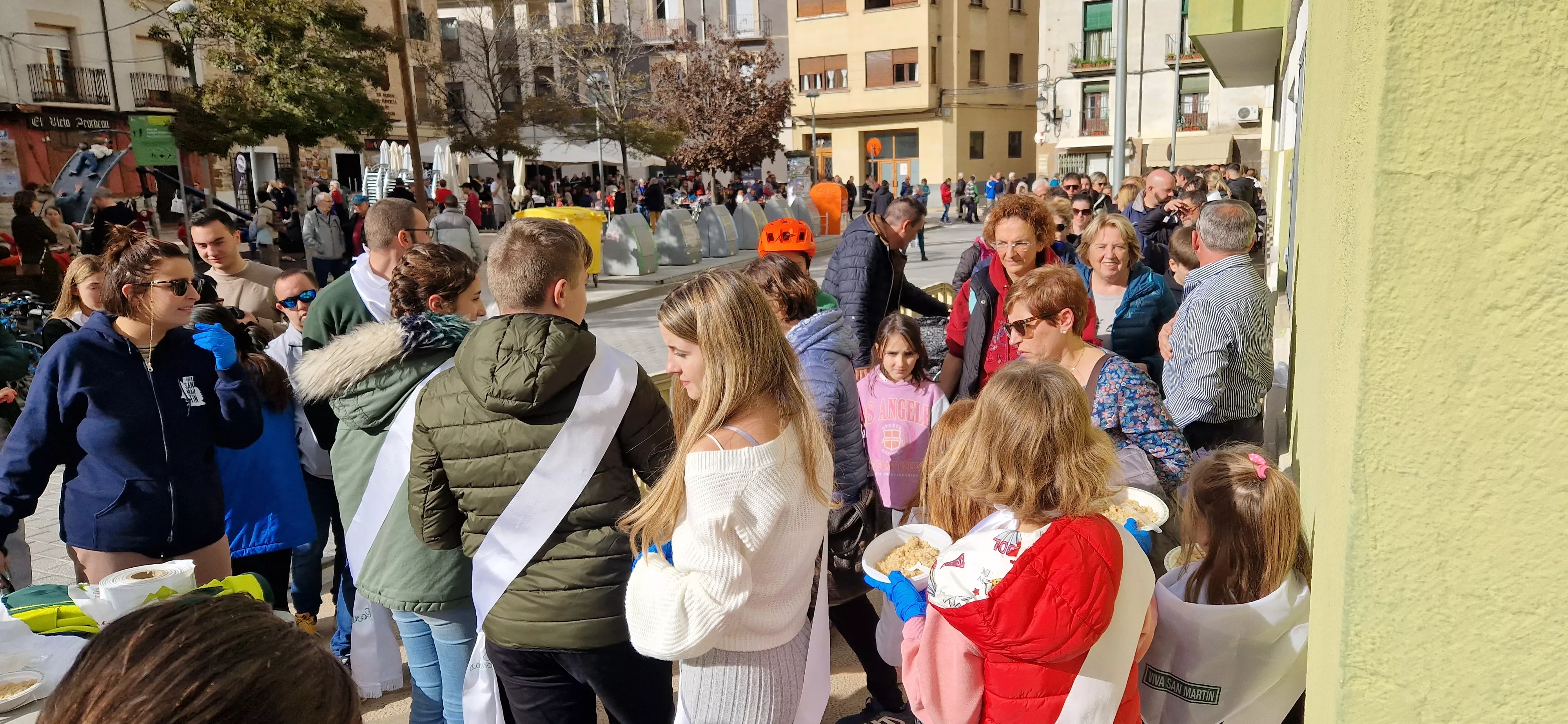 Reparto de migas en la plaza del Justicia. Foto Myriam Martínez