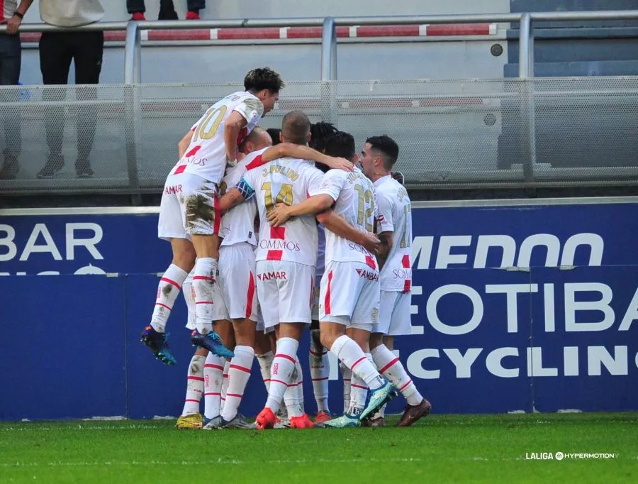 Los jugadores del Huesca celebran el gol anulado a Obeng en la primera parte. 