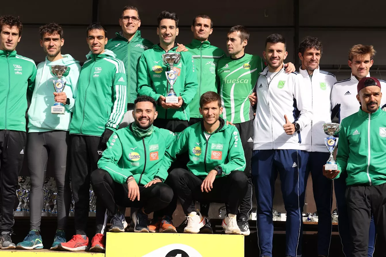 Intec-Zoiti, en lo más alto del podio como campeón de Aragón absoluto por equipos.