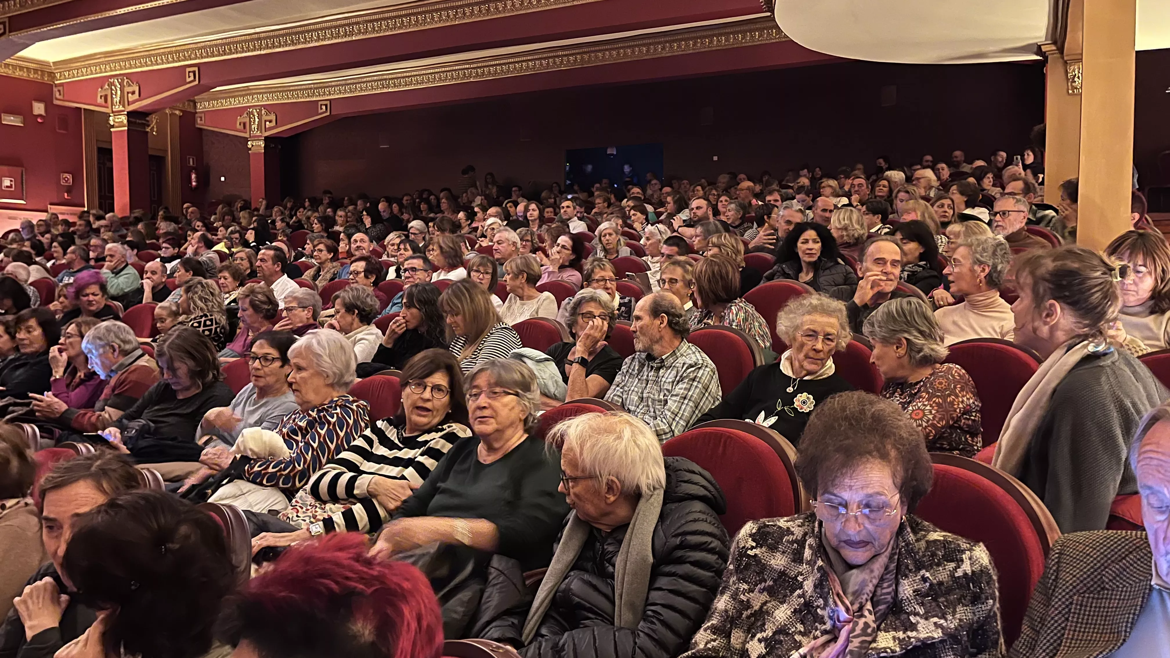 Representación de "Una ola al romper" del grupo Kandelikas en el teatro Olimpia. Foto Mercedes Manterola