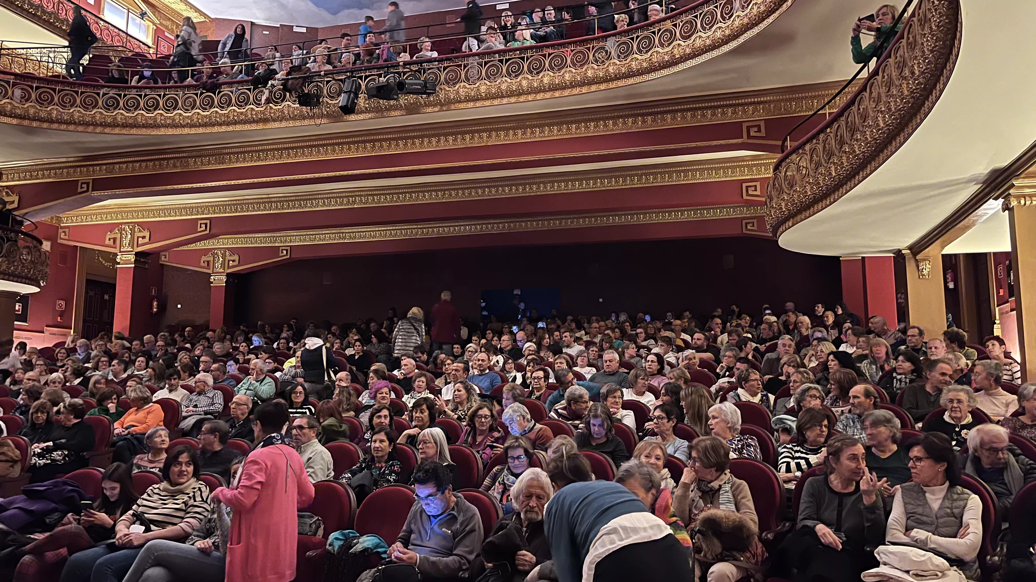 Representación de "Una ola al romper" del grupo Kandelikas en el teatro Olimpia. Foto Mercedes Manterola