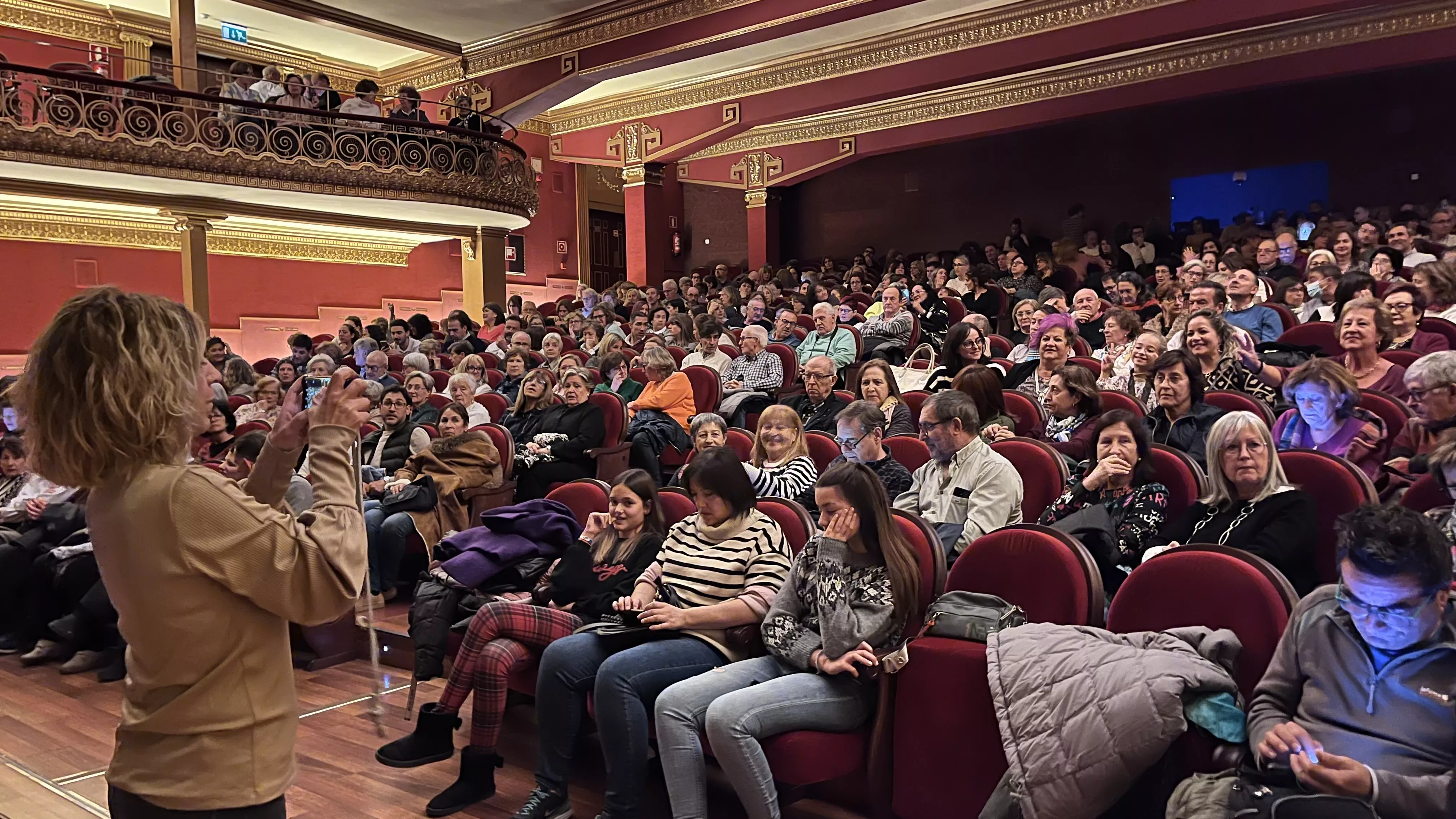 Representación de "Una ola al romper" del grupo Kandelikas en el teatro Olimpia. Foto Mercedes Manterola