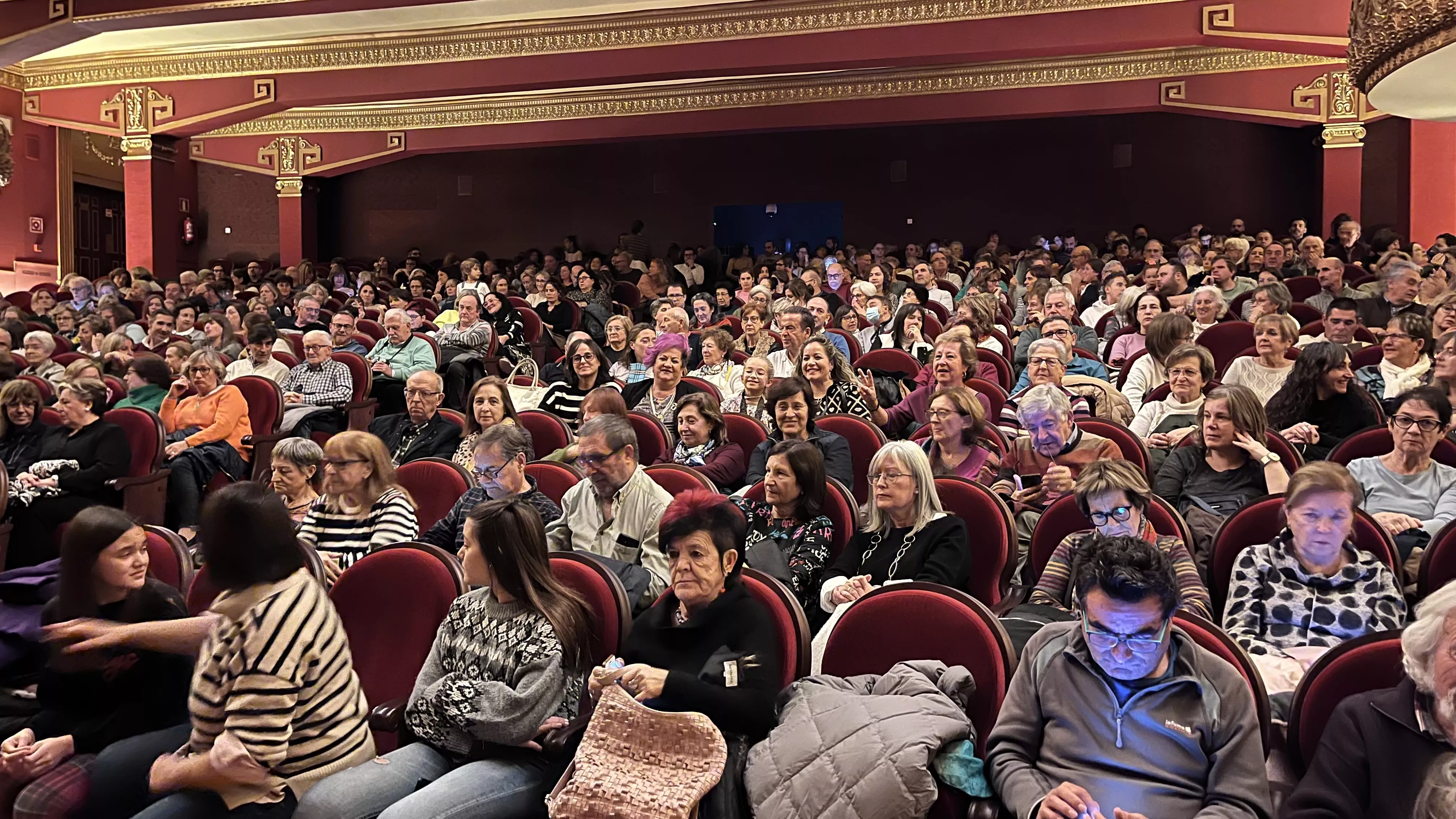 Representación de "Una ola al romper" del grupo Kandelikas en el teatro Olimpia. Foto Mercedes Manterola