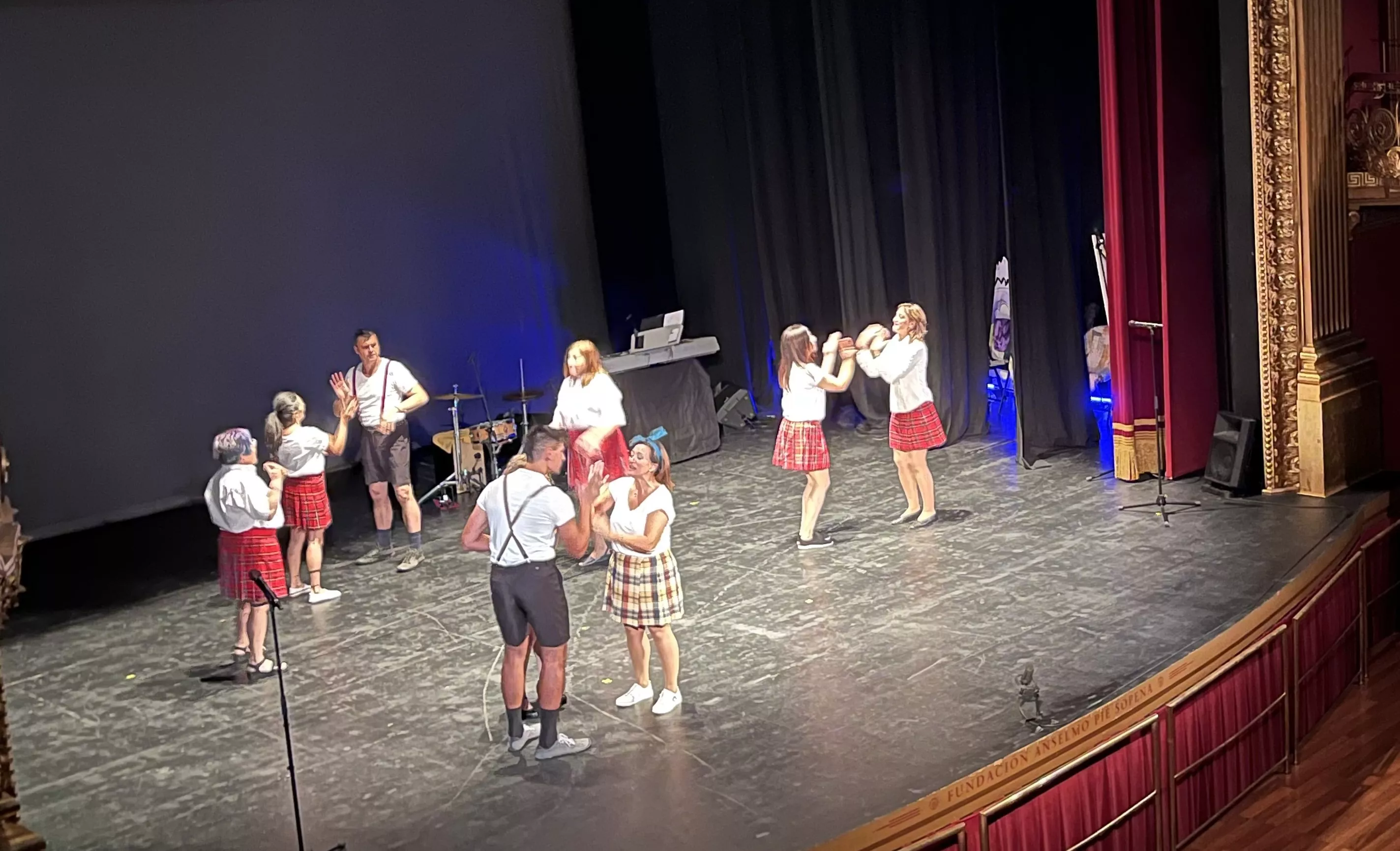 Representación de "Una ola al romper" del grupo Kandelikas en el teatro Olimpia. Foto Mercedes Manterola