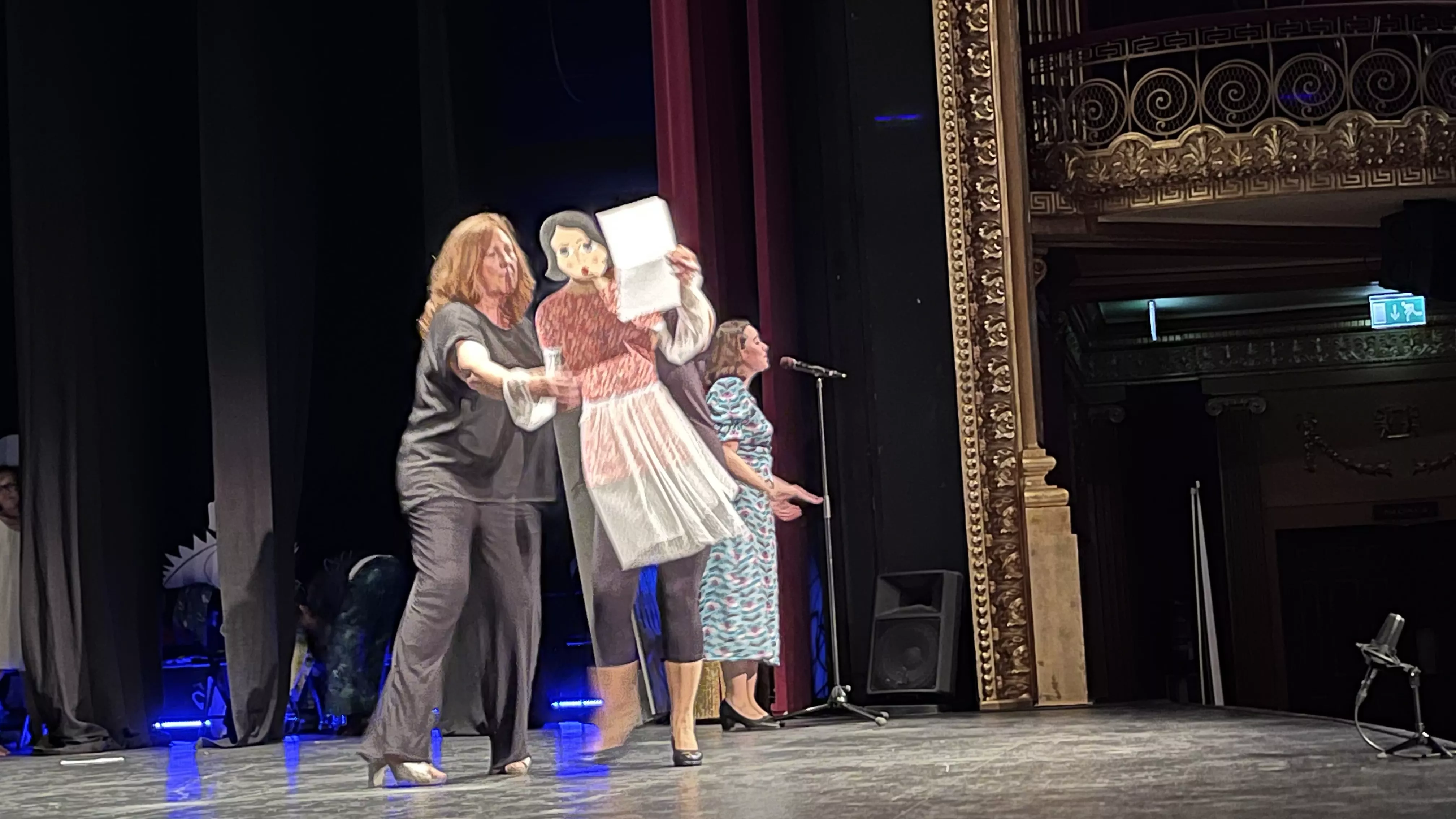 Representación de "Una ola al romper" del grupo Kandelikas en el teatro Olimpia. Foto Mercedes Manterola