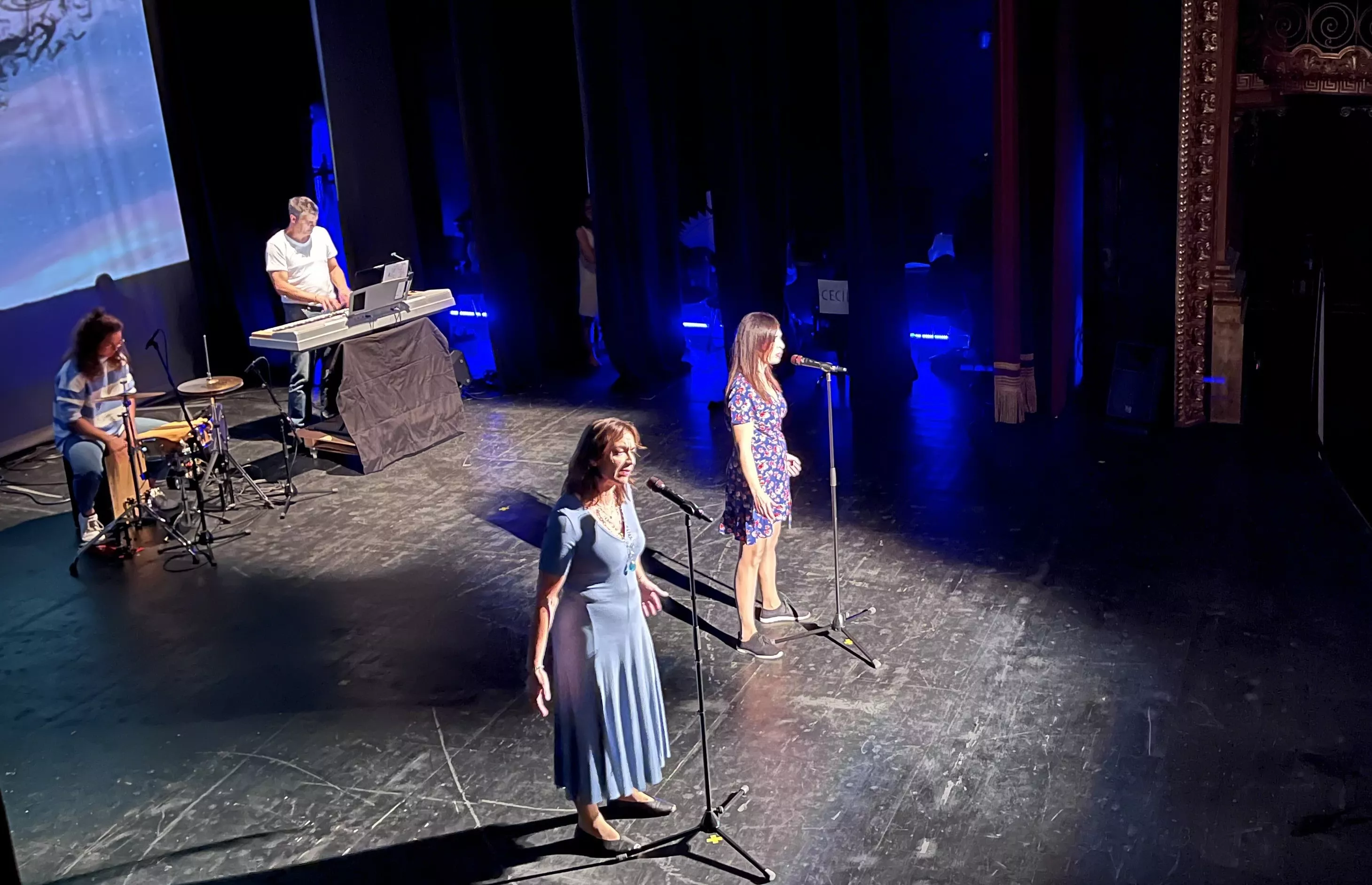 Representación de "Una ola al romper" del grupo Kandelikas en el teatro Olimpia. Foto Mercedes Manterola