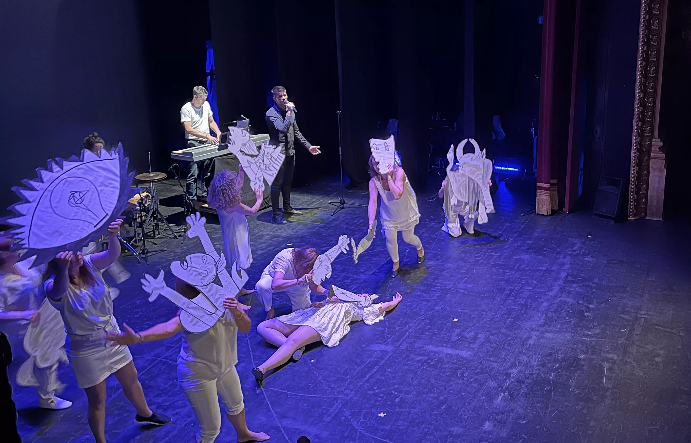 Representación de "Una ola al romper" del grupo Kandelikas en el teatro Olimpia. Foto Mercedes Manterola