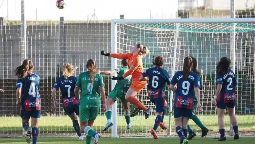 Nuria, la portera azulgrana, despeja un balón con el puño en el Pradejón 2-1 Huesca.