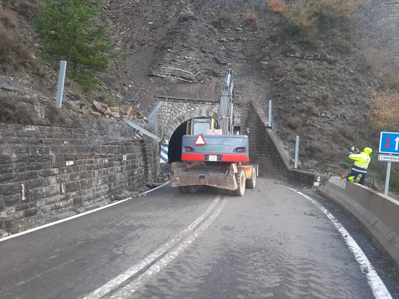 Trabajos de desescombro en la boca del túnel de Gavín.